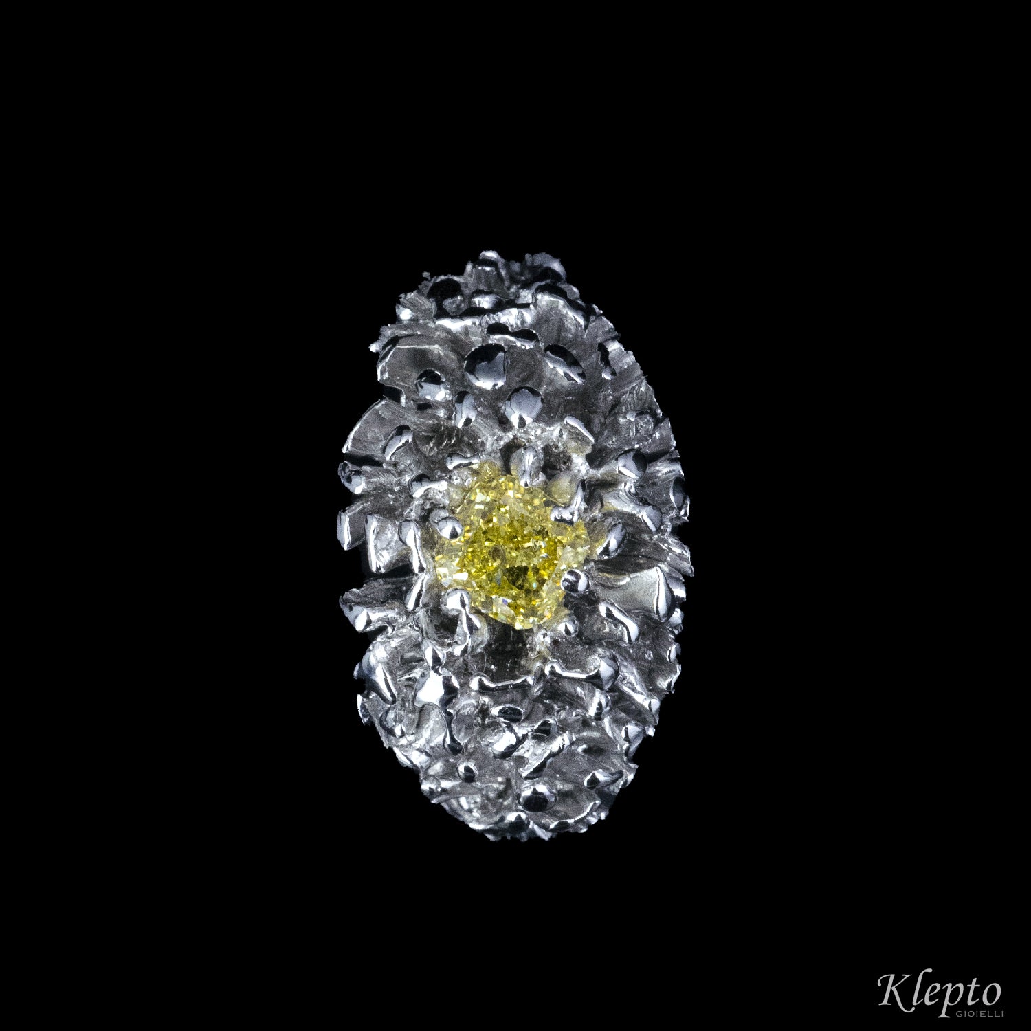 Anello in oro bianco con Diamante fancy "Fuoco d'artificio"
