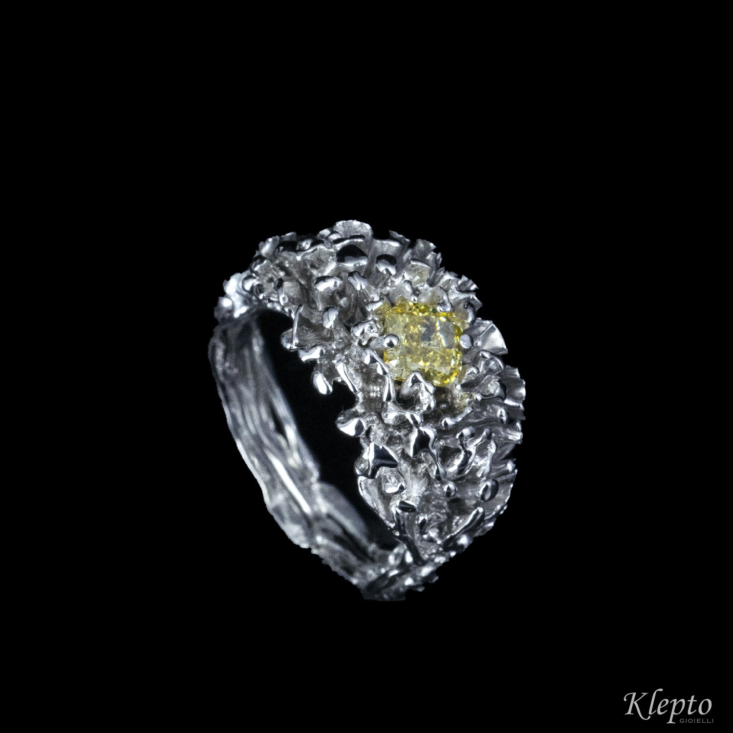 Anello in oro bianco con Diamante fancy "Fuoco d'artificio"