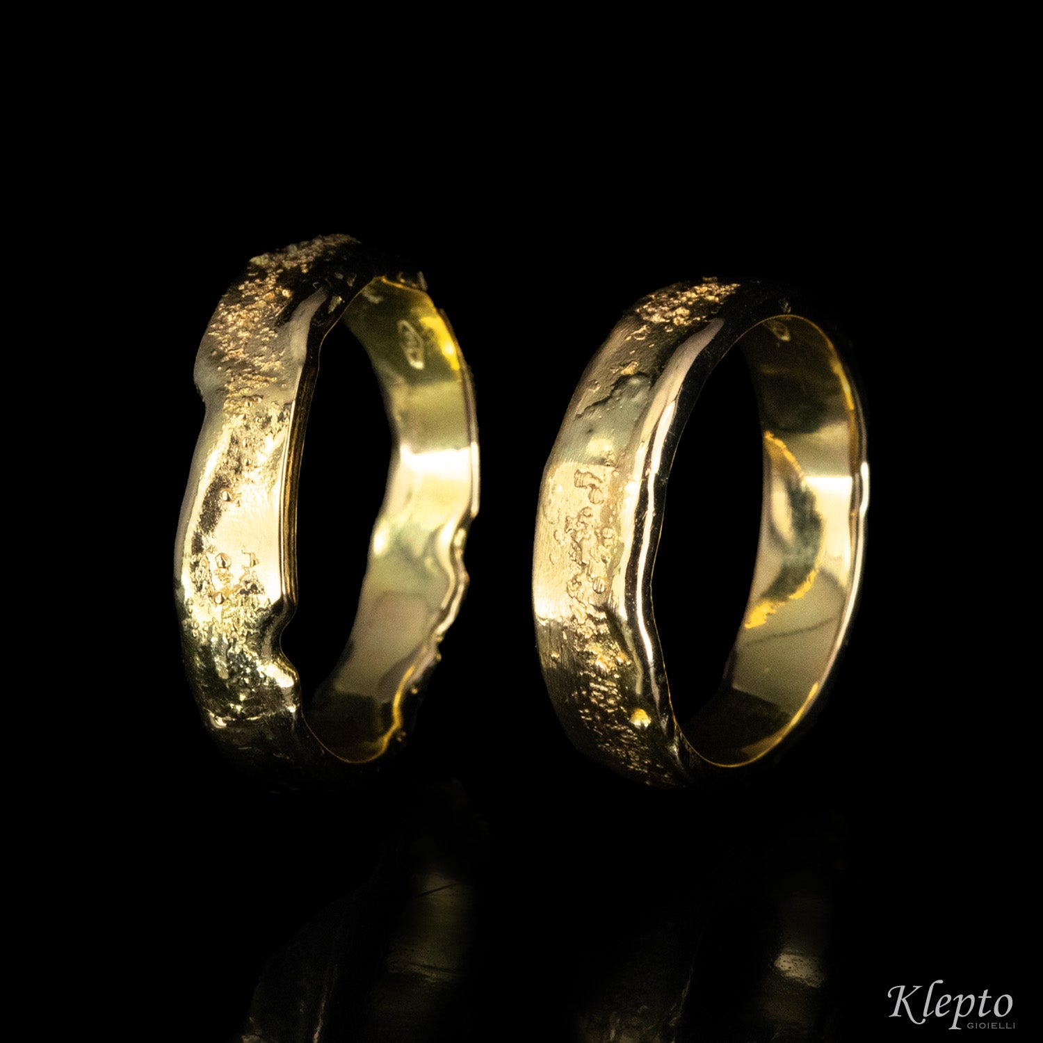 Anello in oro giallo "Materia"