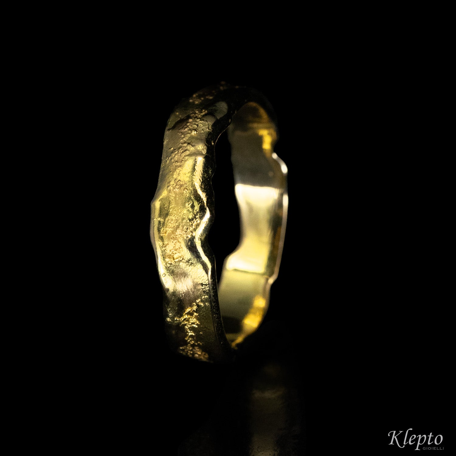 Anello in oro giallo "Materia"