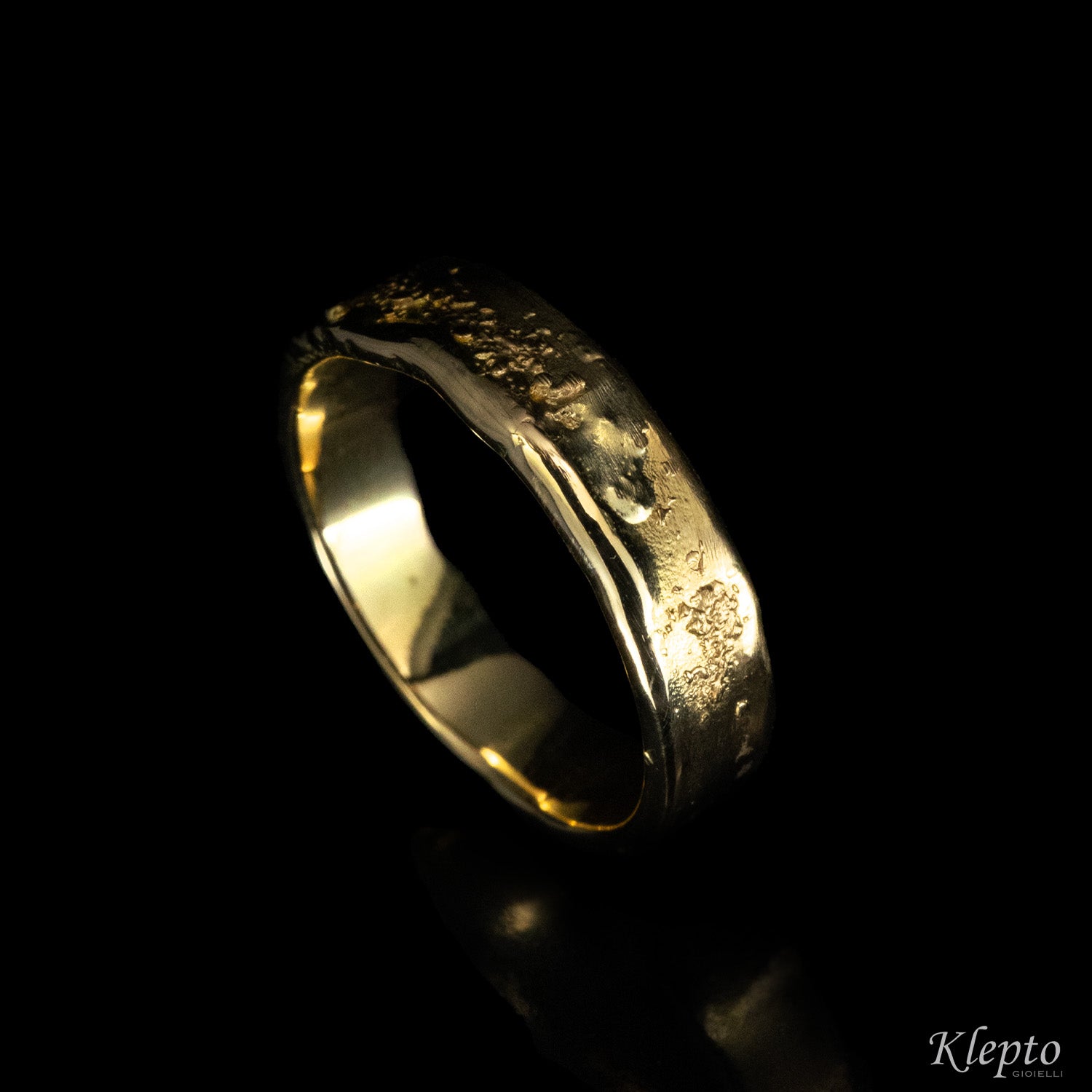 Anello in oro giallo "Materia"