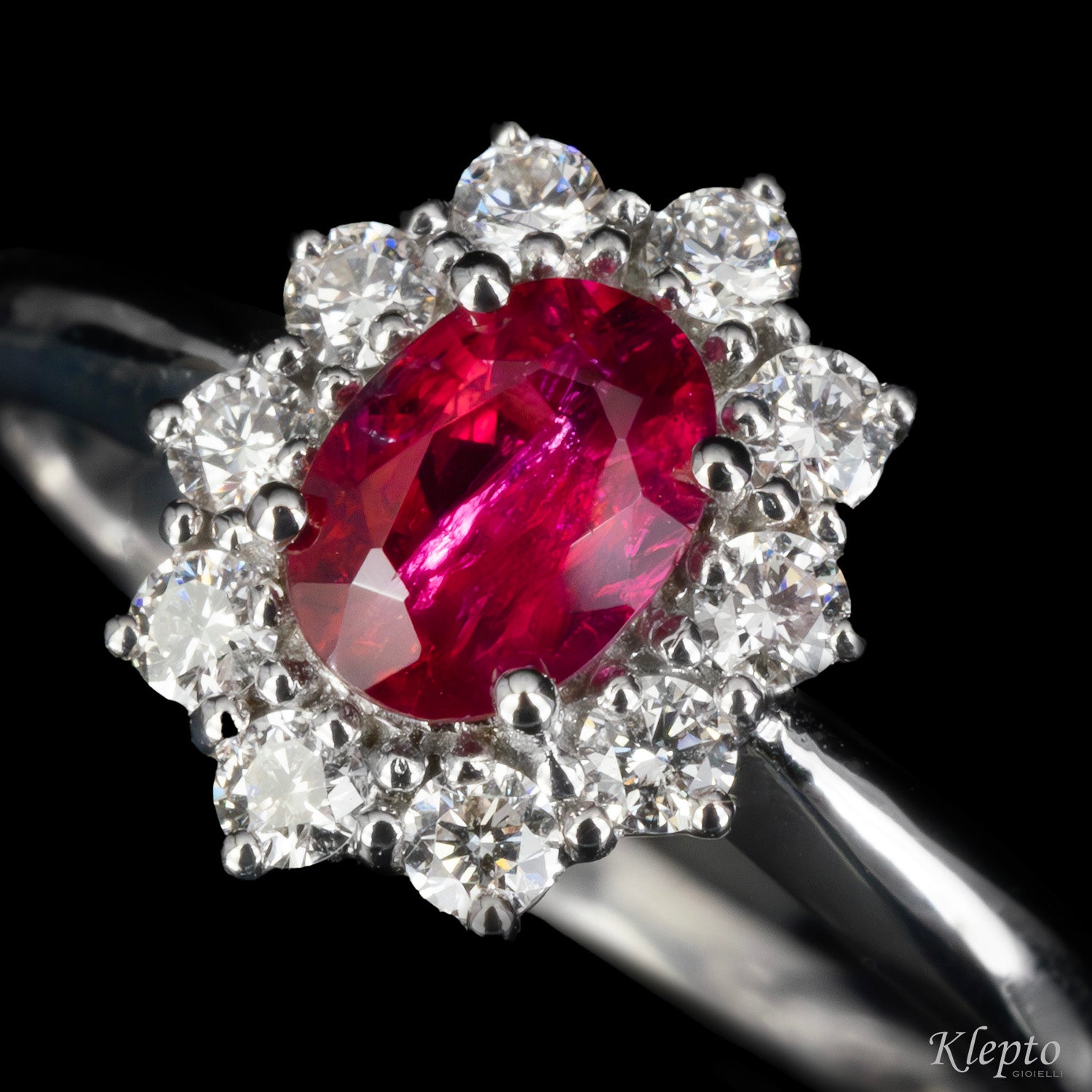 Anello classico in oro bianco con Rubino e contorno di Diamanti