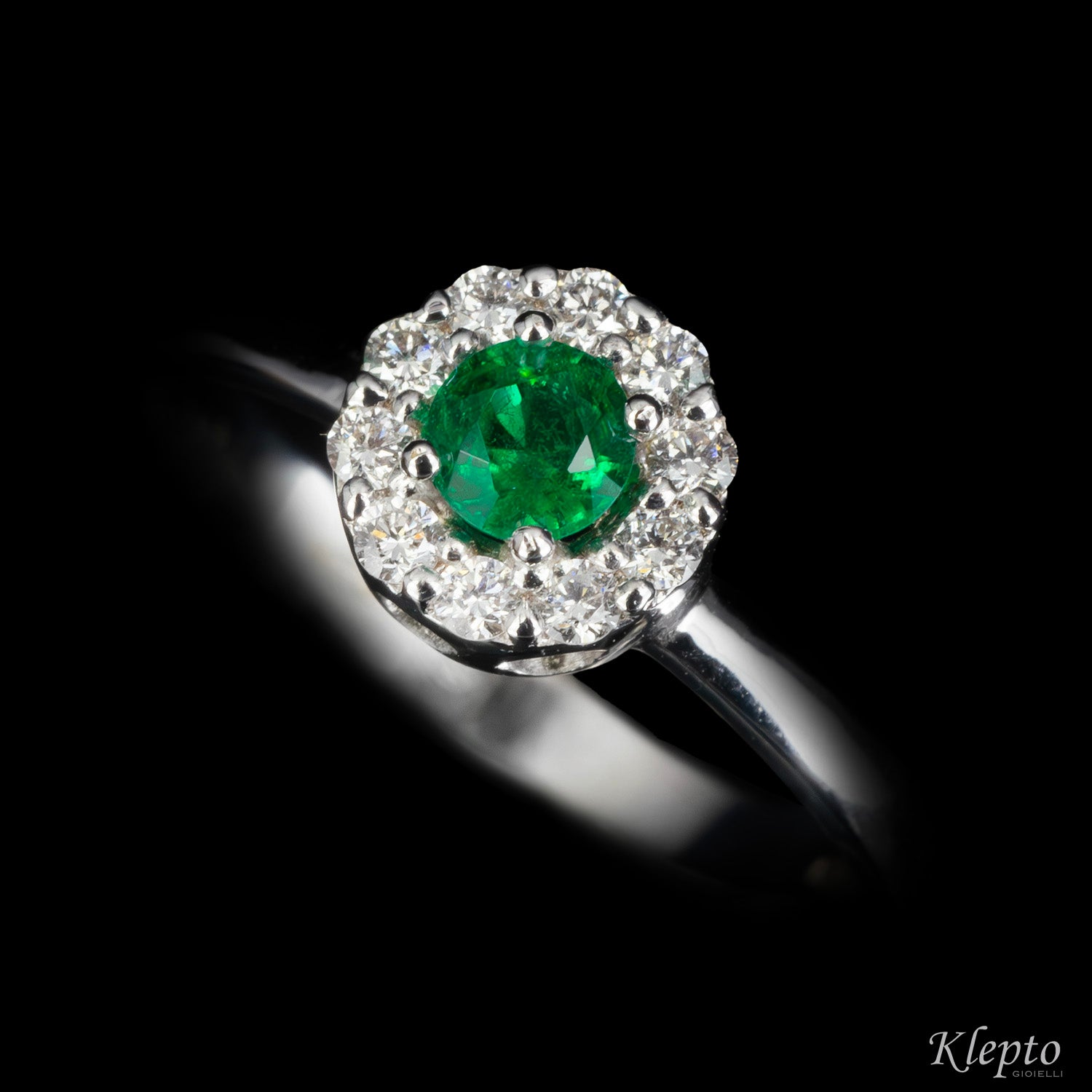 Anello classico in oro bianco con Smeraldo e Diamanti