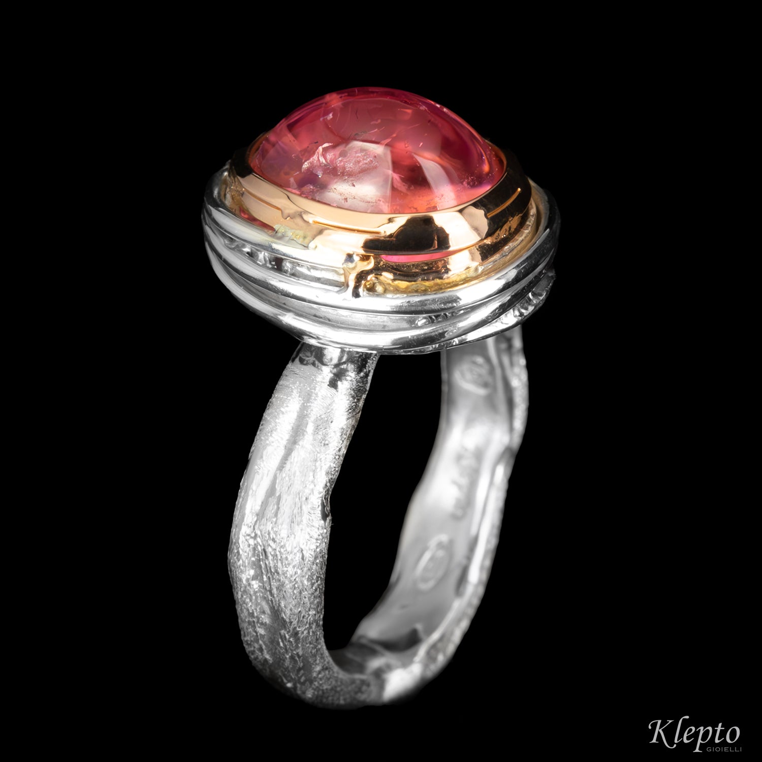 Anello in Argento Silnova® "Bumba" con Tormalina rosa cabochon e dettagli in oro rosa