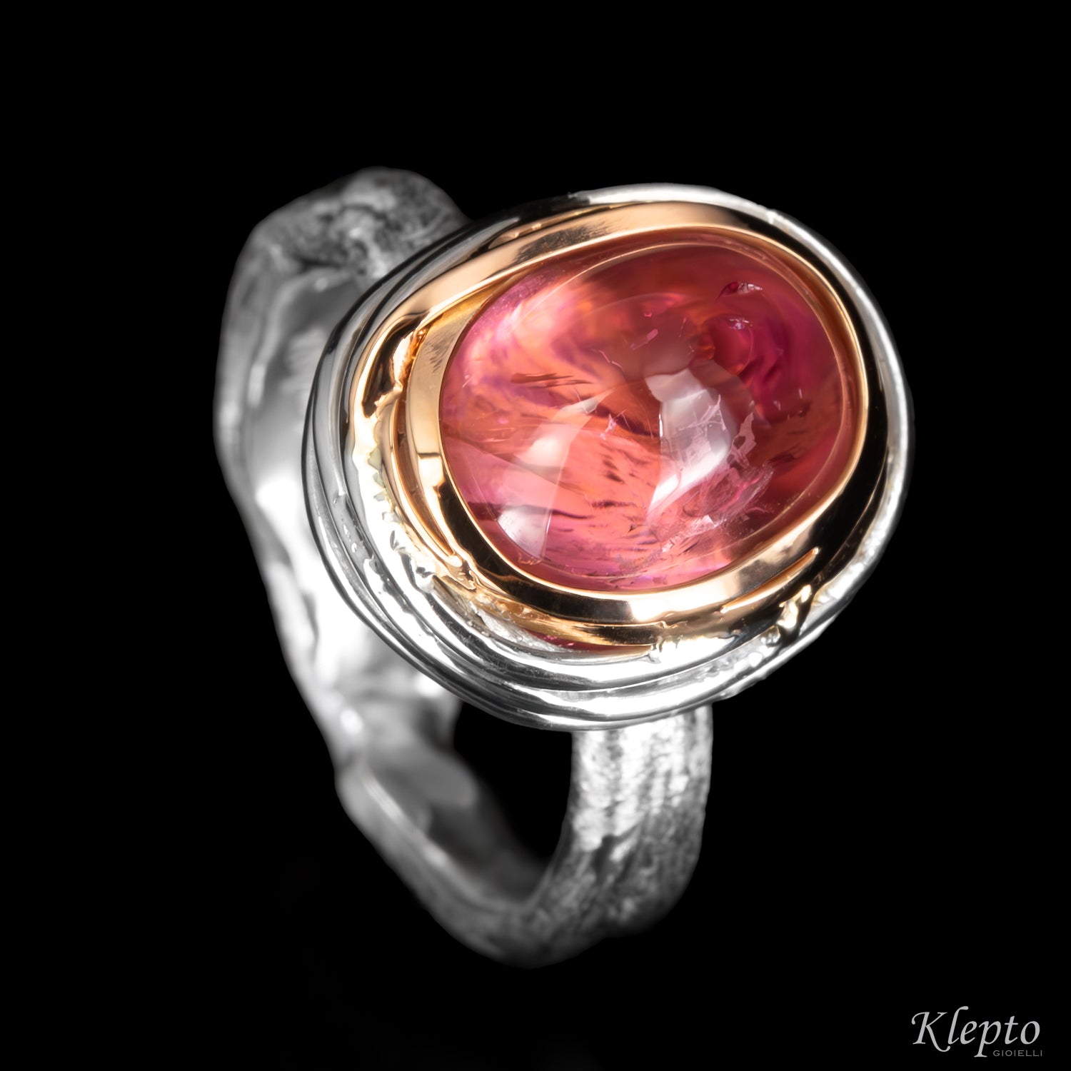 Anello in Argento Silnova® "Bumba" con Tormalina rosa cabochon e dettagli in oro rosa