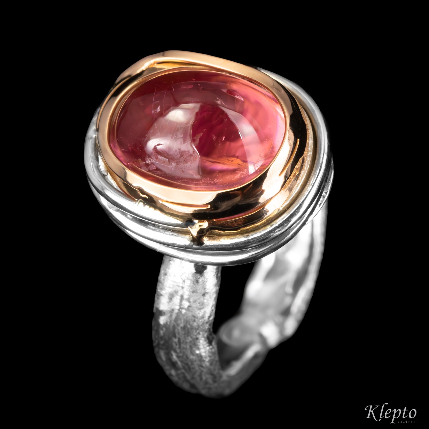Anello in Argento Silnova® "Bumba" con Tormalina rosa cabochon e dettagli in oro rosa