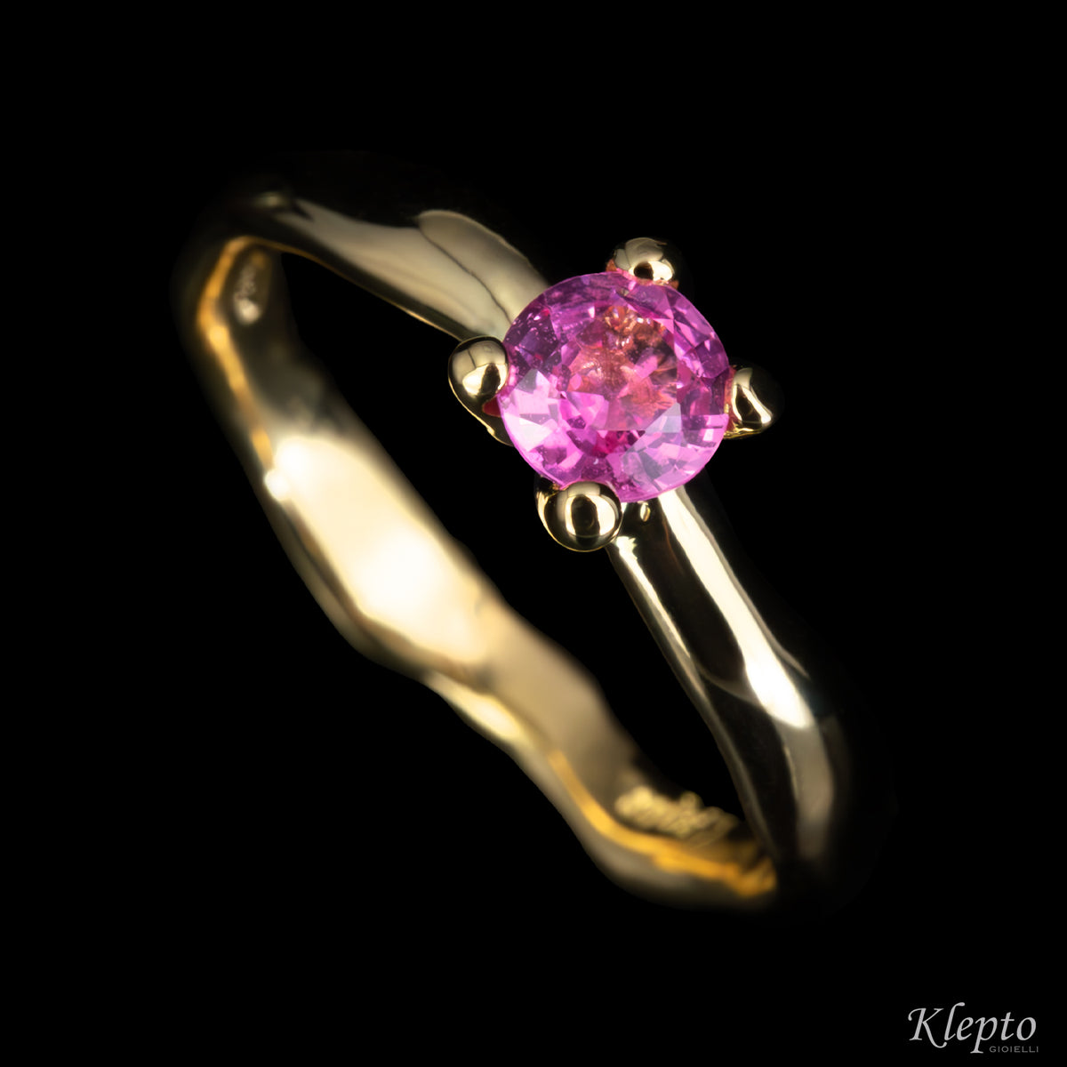Anello in oro giallo "Divenire" con Zaffiro rosa