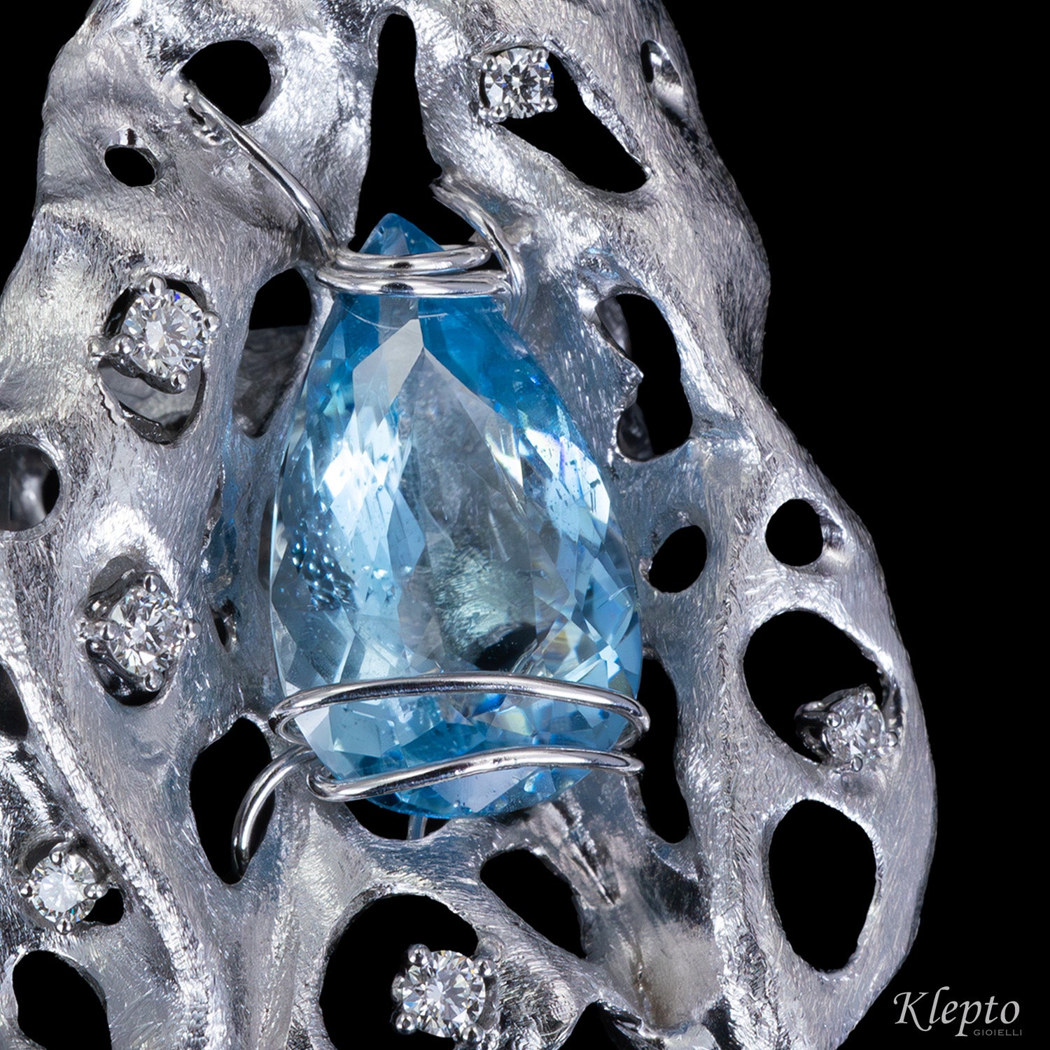 Anello in oro bianco "Freyja" con Acquamarina e Diamanti