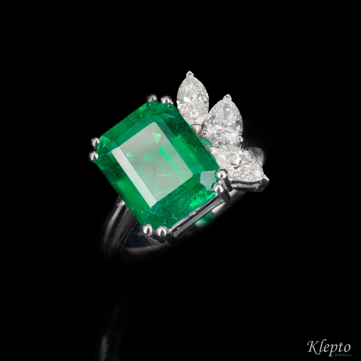 Anello classico by Klepto in oro bianco con Smeraldo e Diamanti