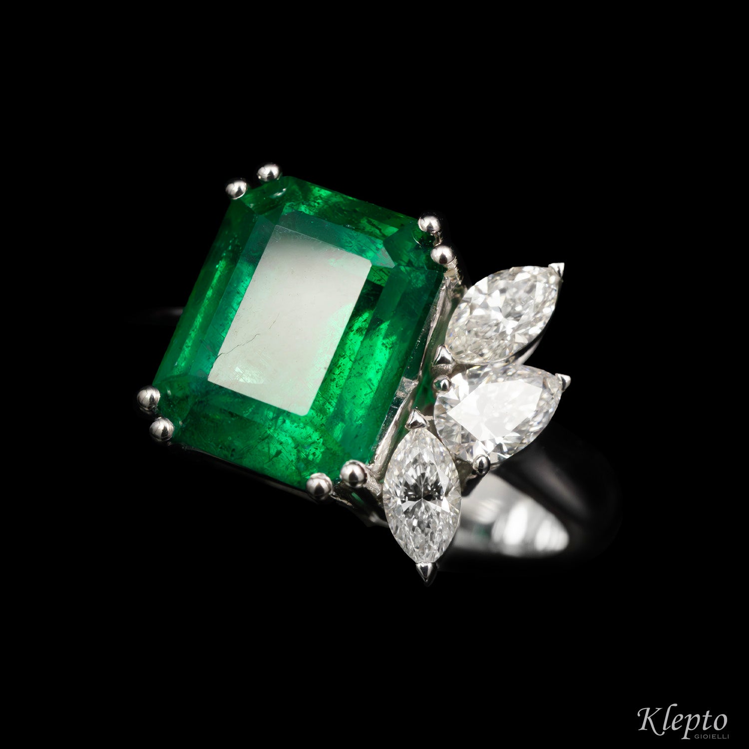 Anello classico by Klepto in oro bianco con Smeraldo e Diamanti