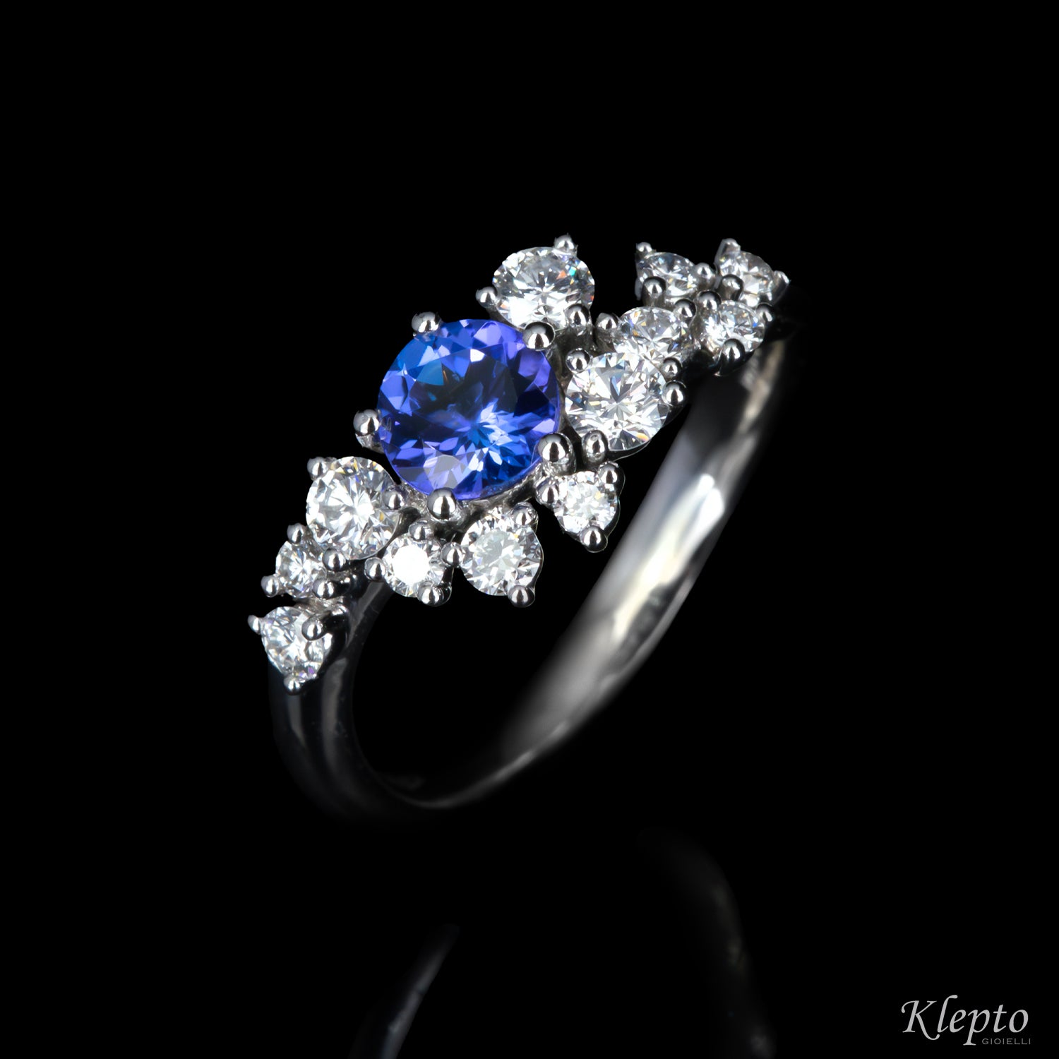 Anello classico by Klepto in oro bianco con Tanzanite e Diamanti