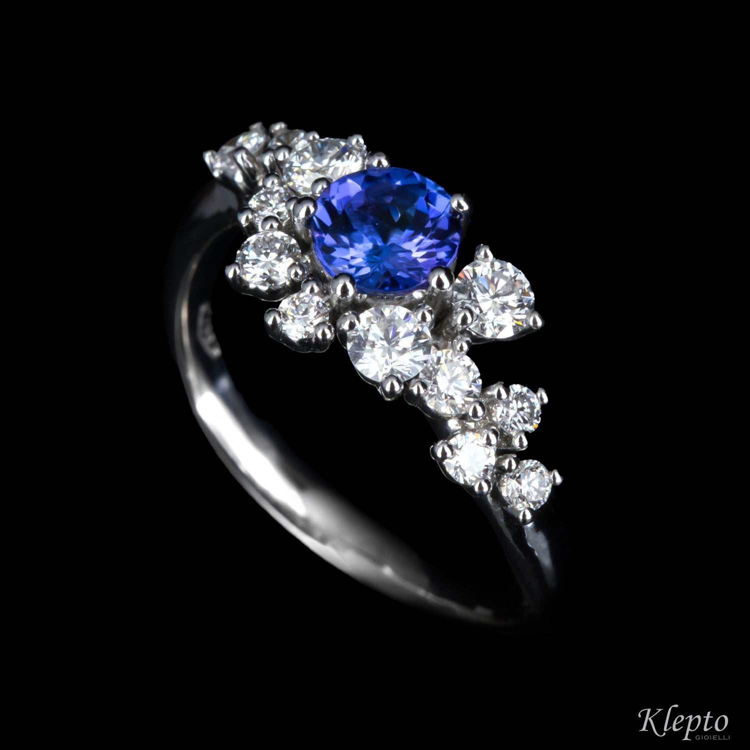 Anello classico by Klepto in oro bianco con Tanzanite e Diamanti
