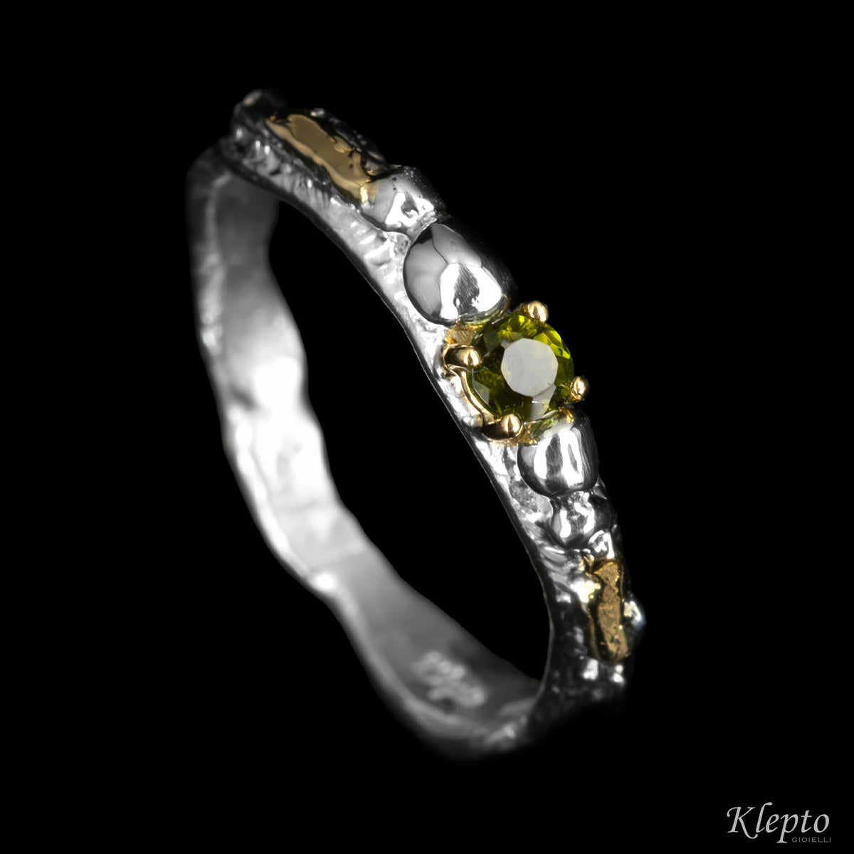 Anello in Argento Silnova® con pietre preziose e dettagli in oro giallo