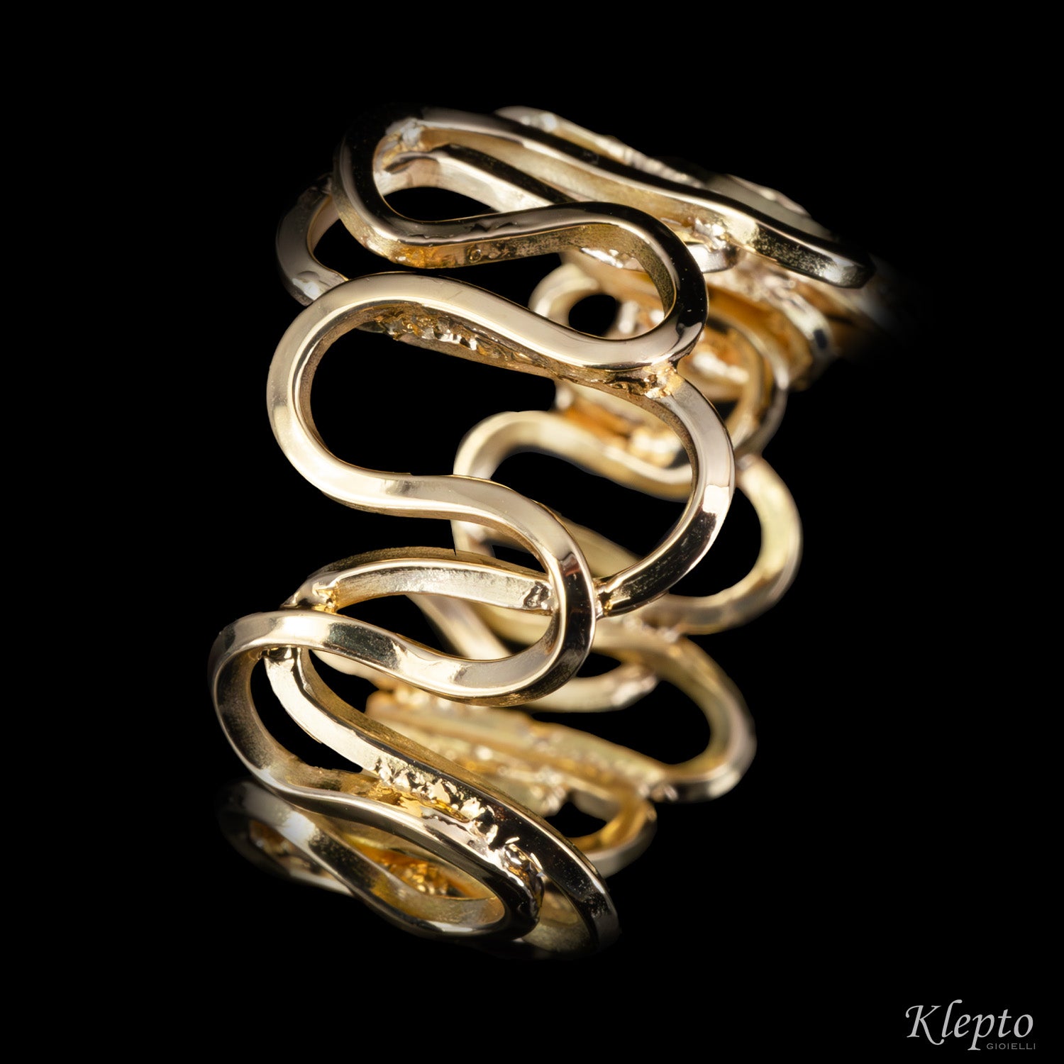Anello in oro giallo a filo ondulato