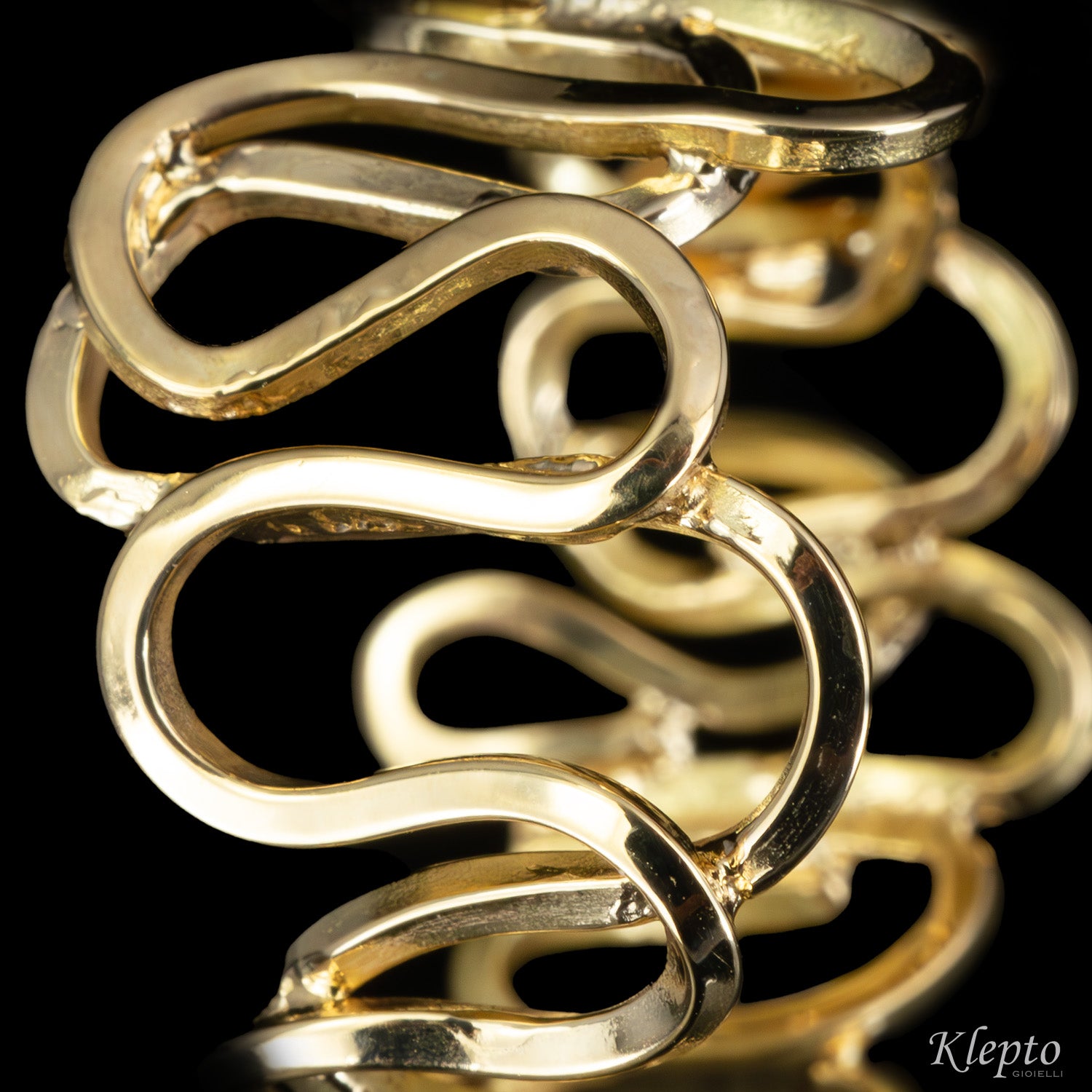 Anello in oro giallo a filo ondulato