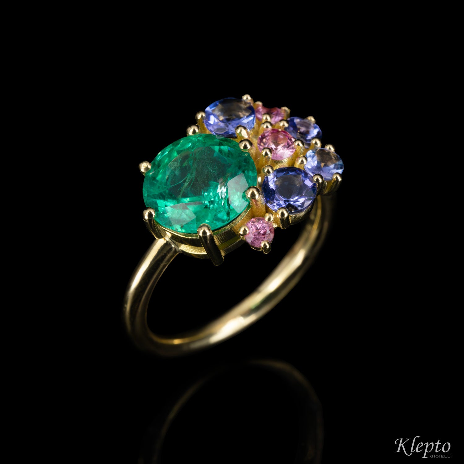 Anello classico by Klepto in oro giallo con Smeraldo, Tanzaniti e Zaffiri rosa