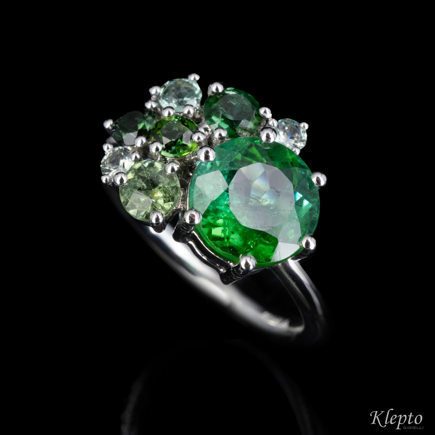 Anello classico by Klepto in oro bianco con Tormaline verdi