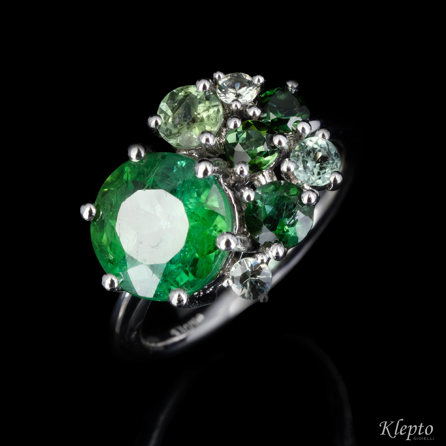 Anello classico by Klepto in oro bianco con Tormaline verdi