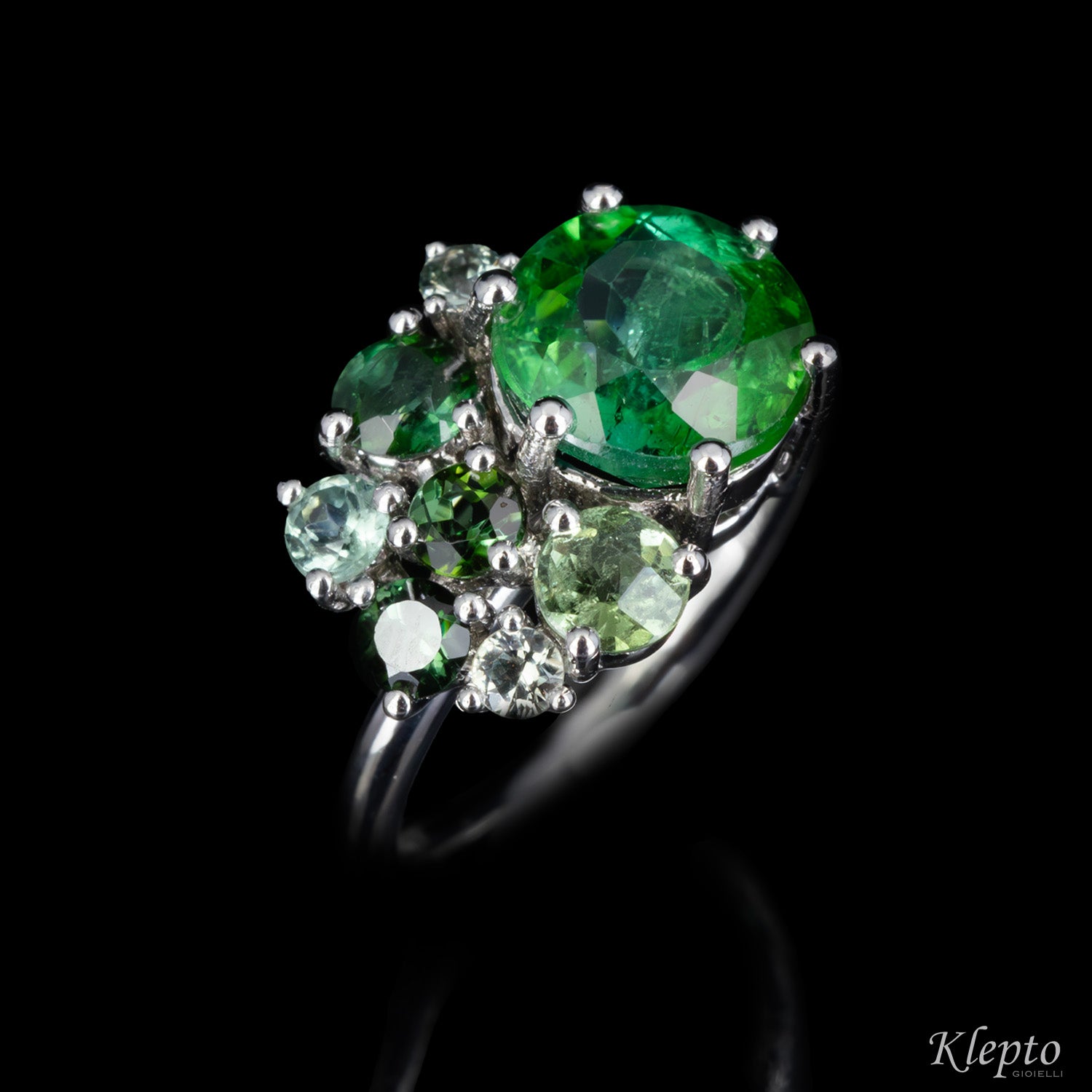 Anello classico by Klepto in oro bianco con Tormaline verdi
