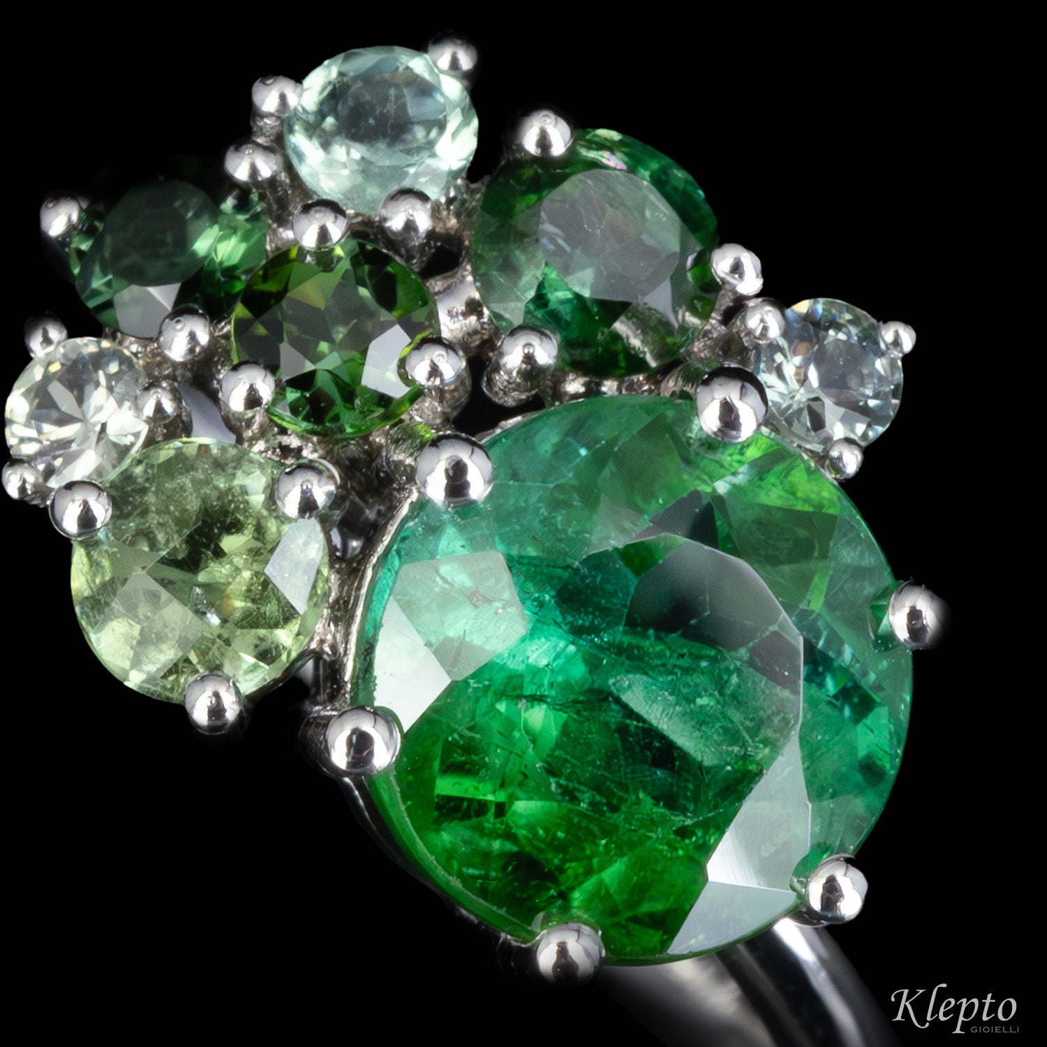 Anello classico by Klepto in oro bianco con Tormaline verdi
