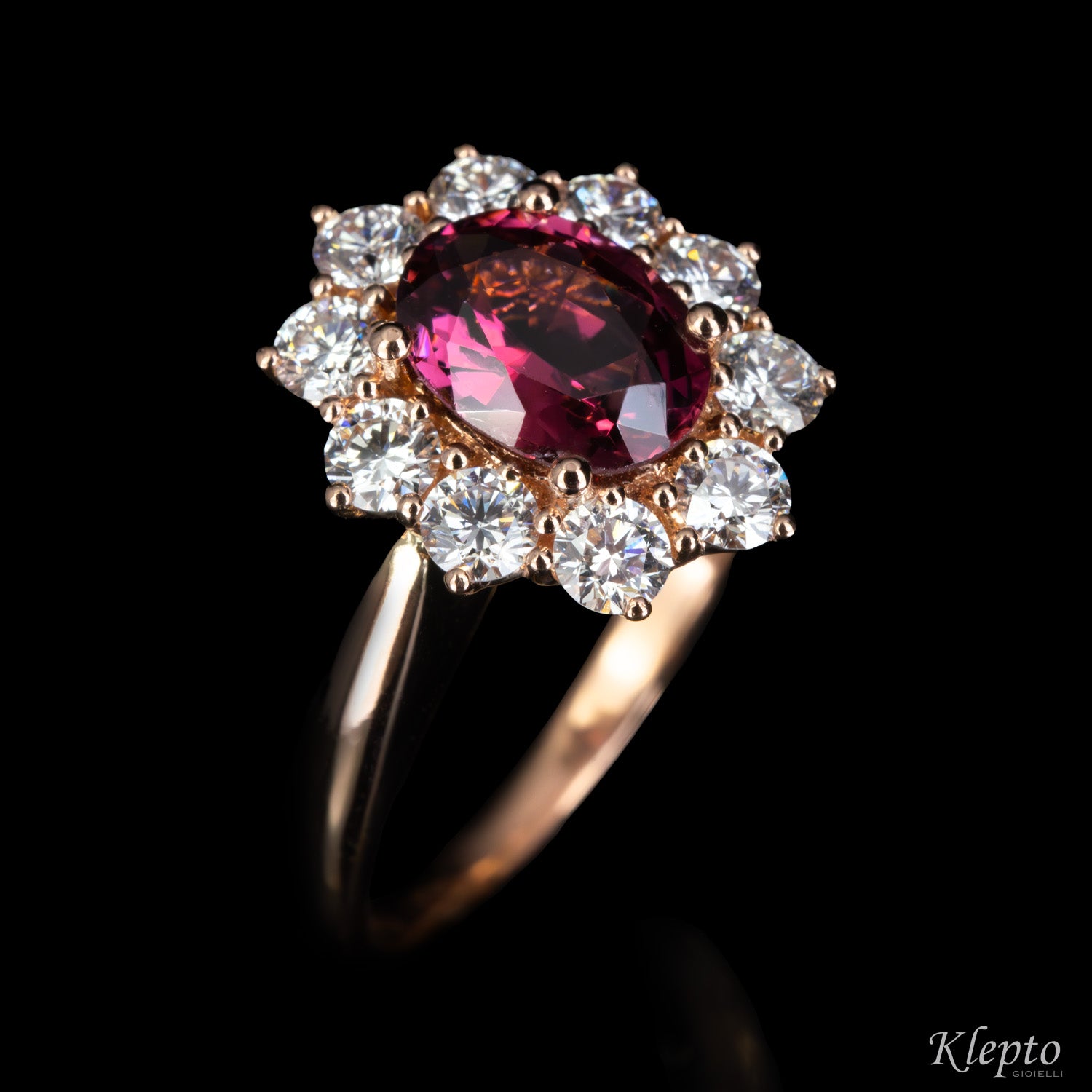 Anello classico in oro rosa con Rodolite e contorno di Diamanti
