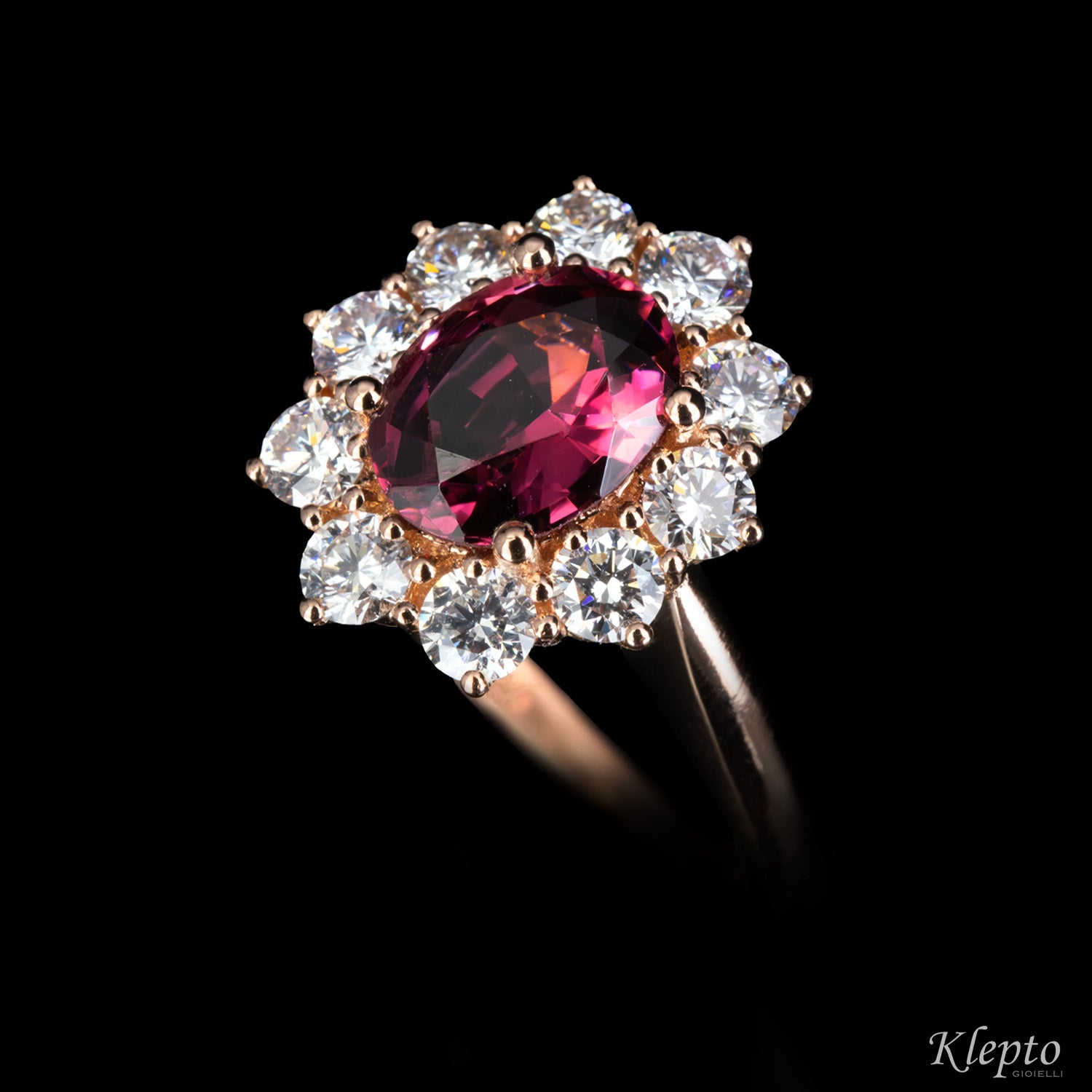 Anello classico in oro rosa con Rodolite e contorno di Diamanti