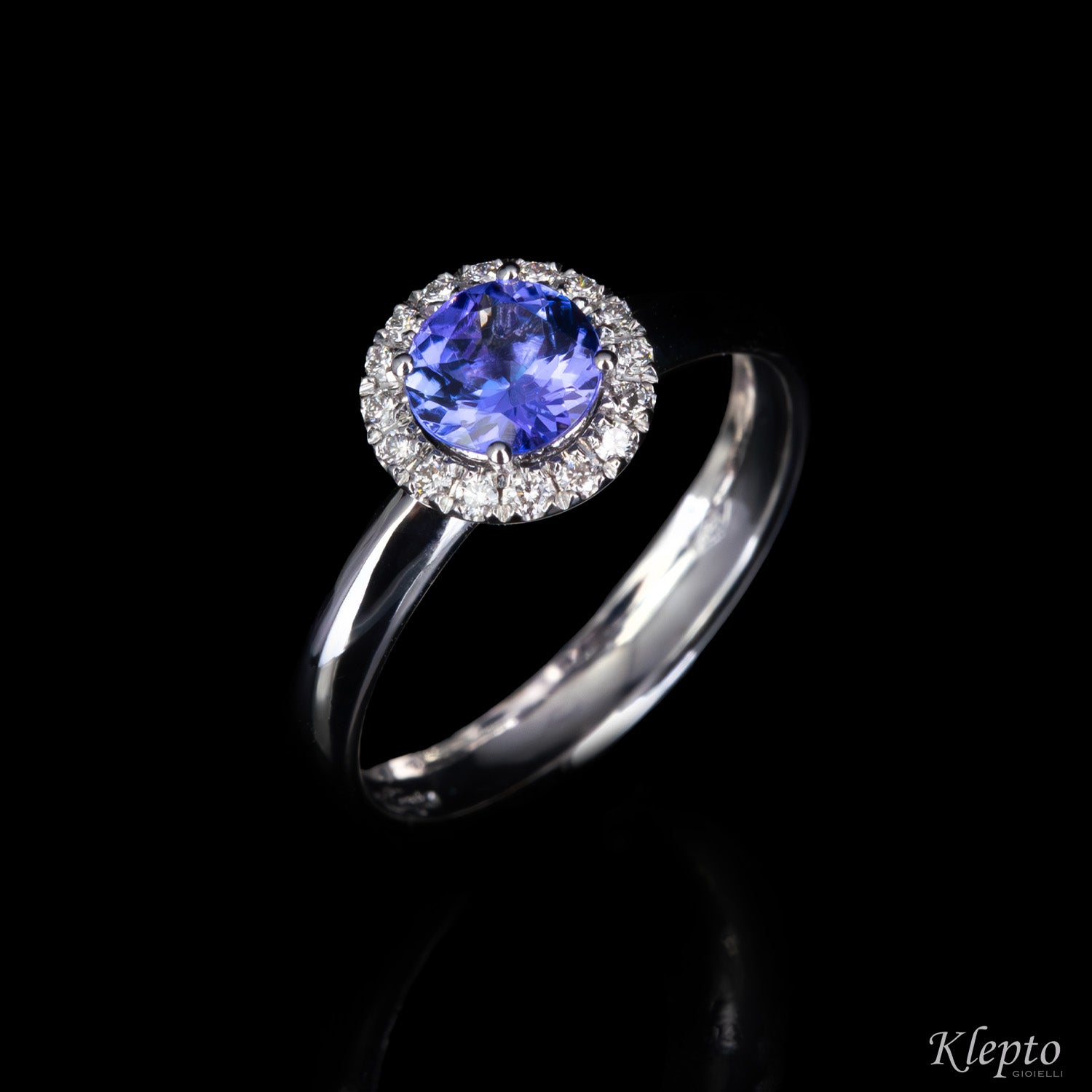Anello classico in oro bianco con Tanzanite e contorno di Diamanti