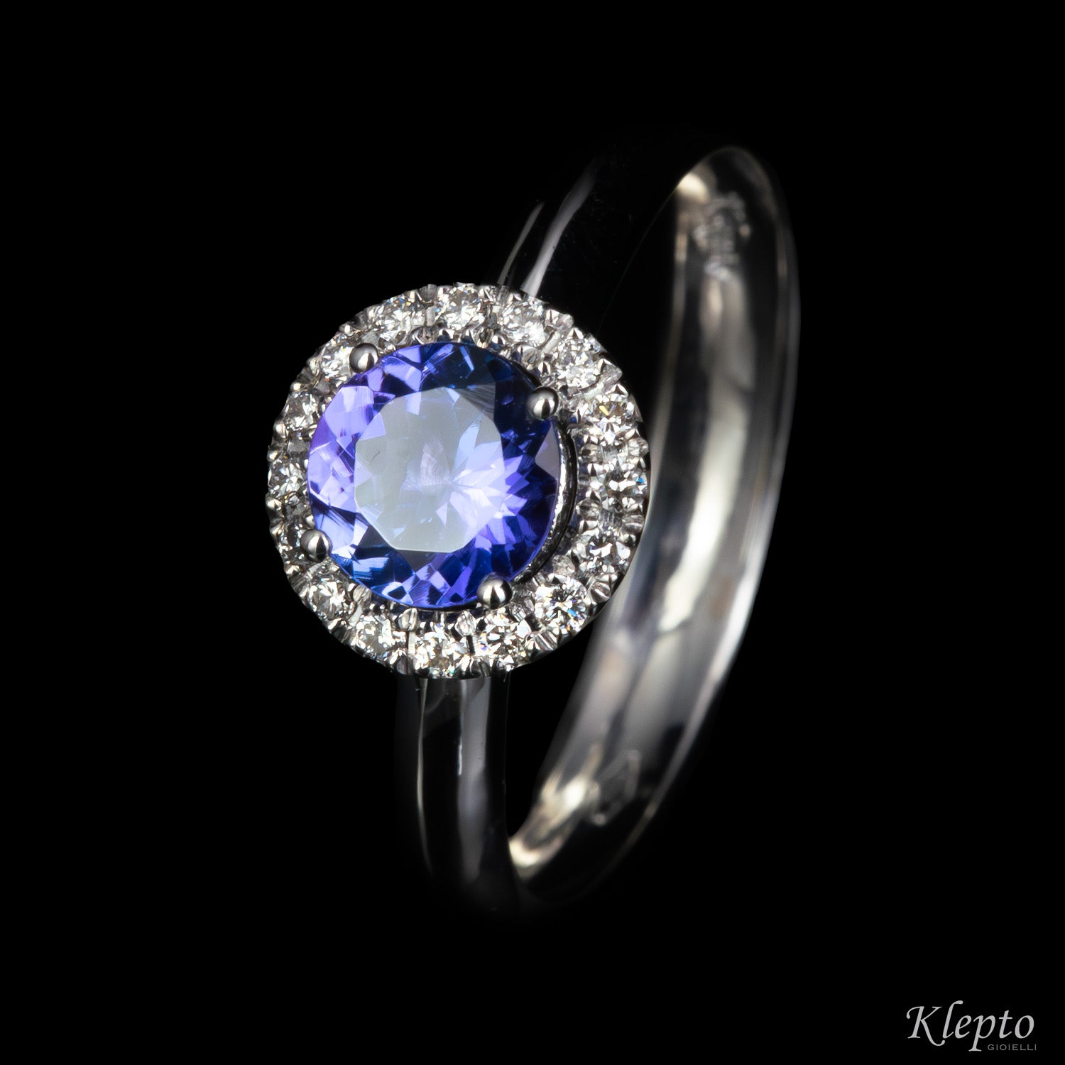 Anello classico in oro bianco con Tanzanite e contorno di Diamanti