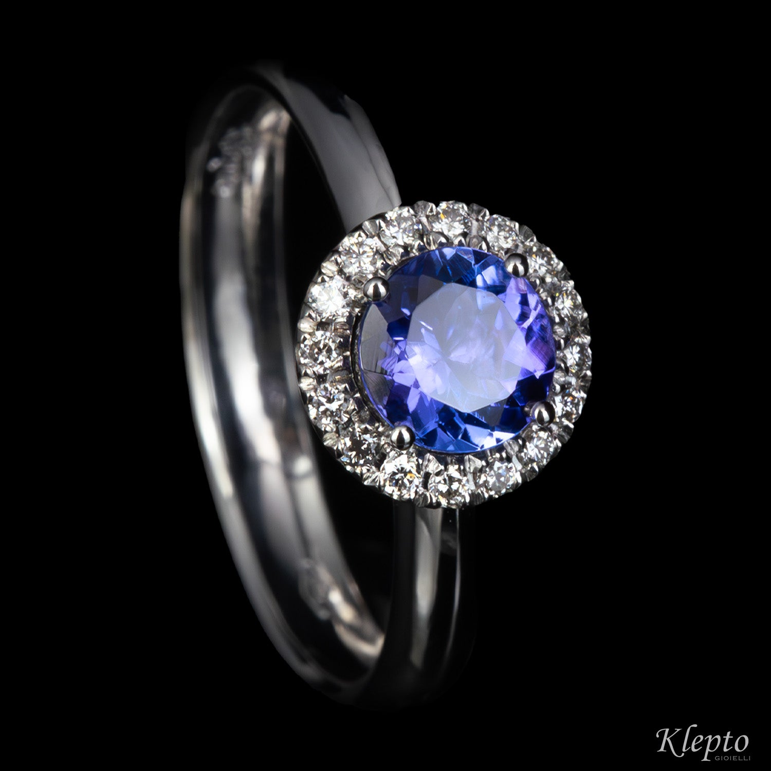 Anello classico in oro bianco con Tanzanite e contorno di Diamanti
