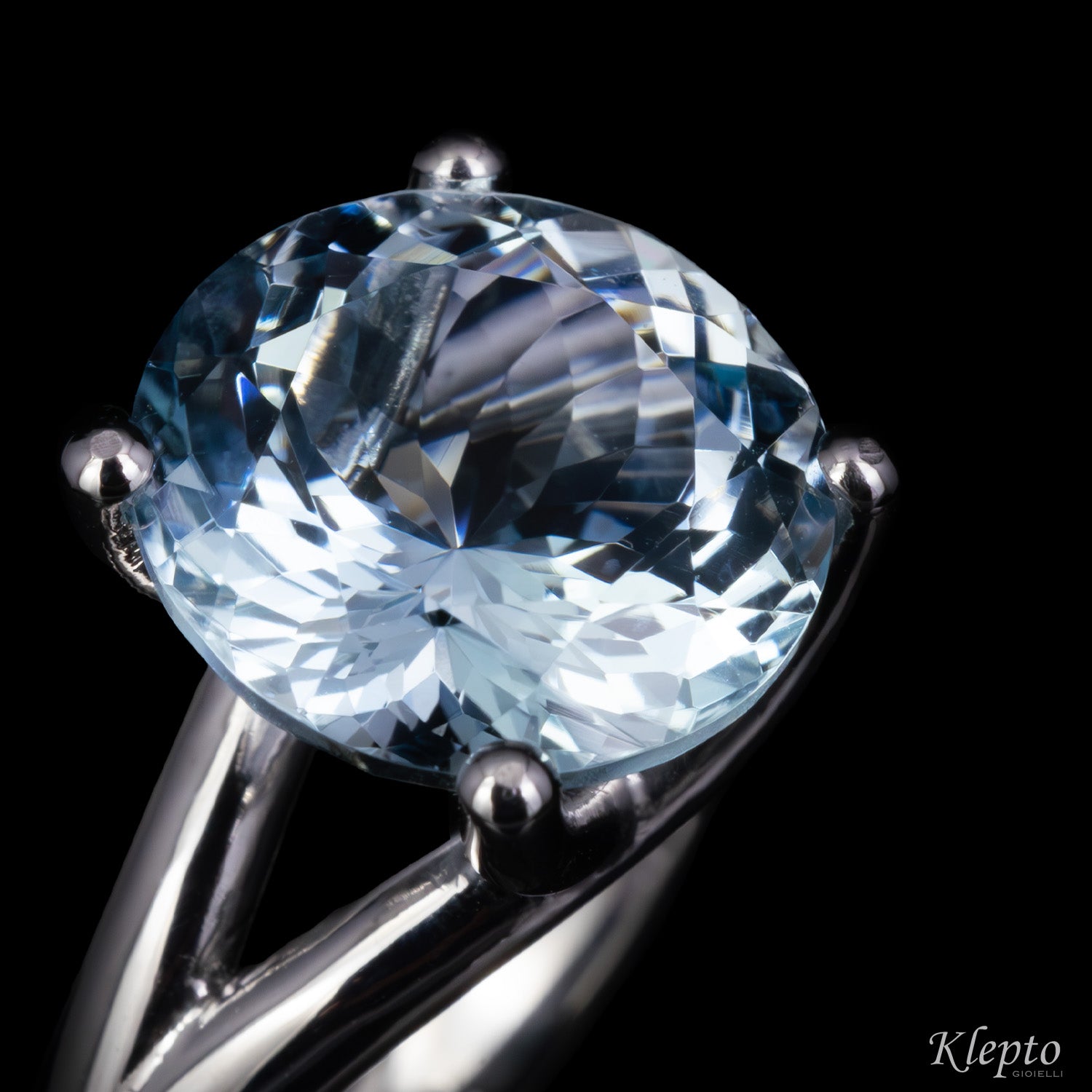 Anello classico by Klepto in oro bianco con Acquamarina
