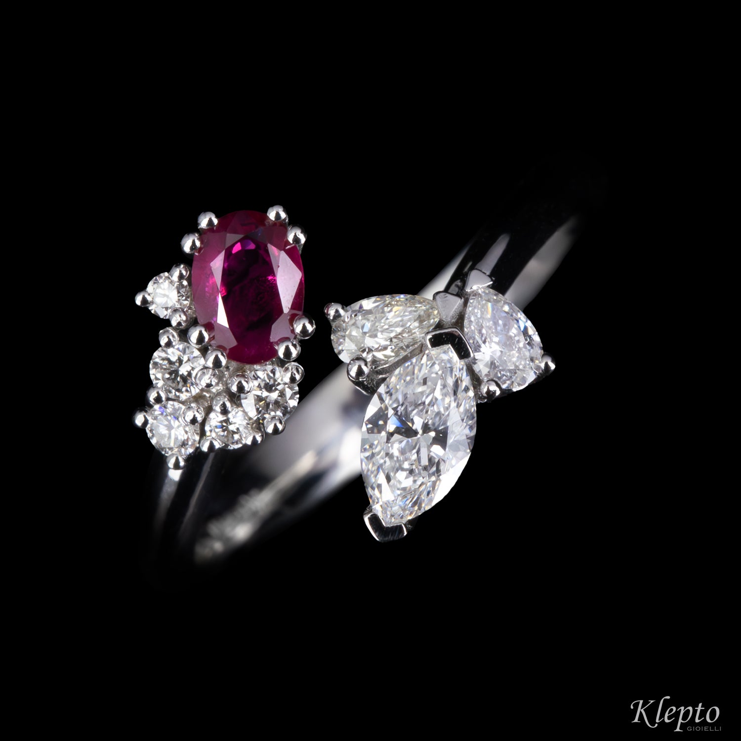 Anello classico by Klepto contrarié in oro bianco con Rubino e Diamanti