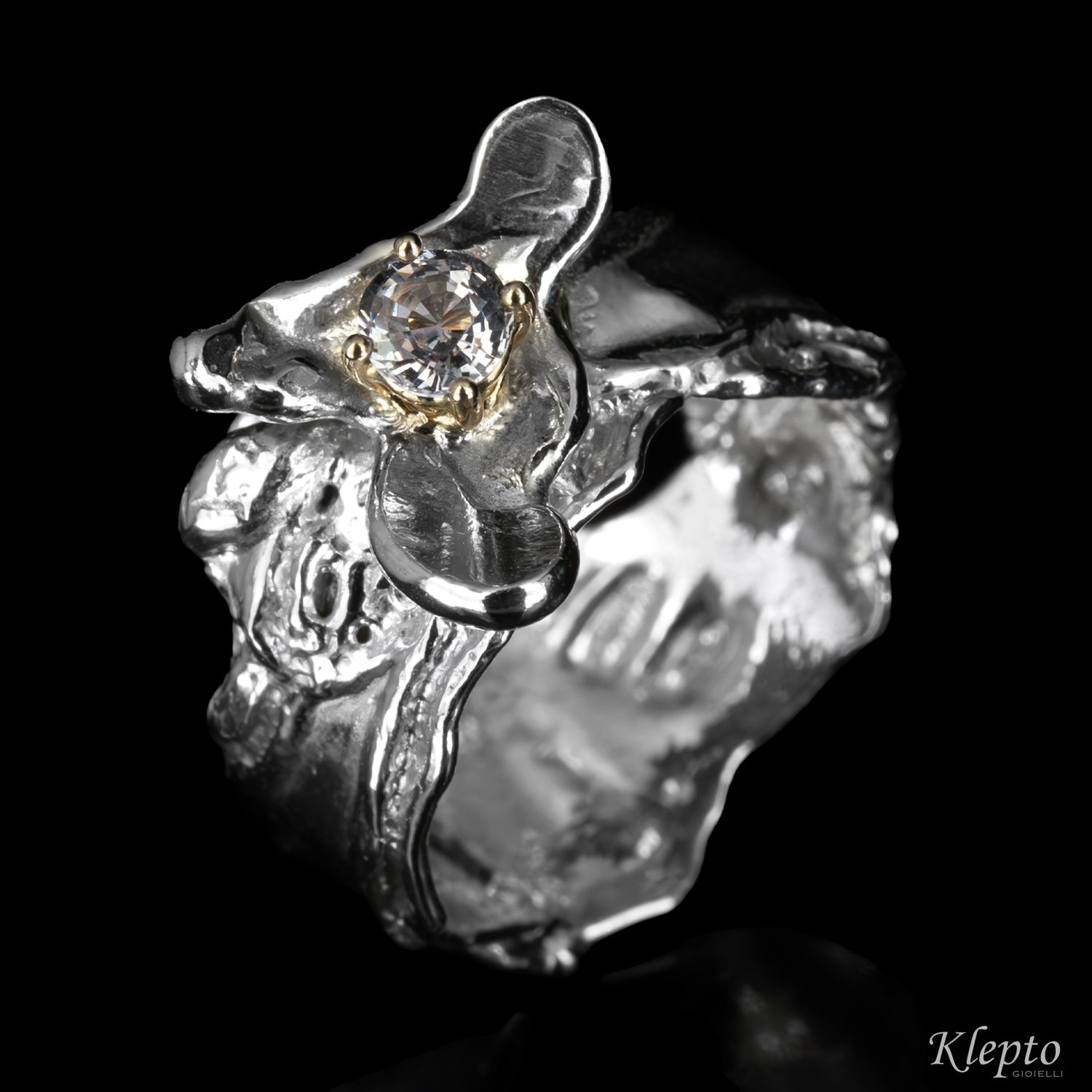 Anello in Argento Silnova® con Zaffiro azzurro e dettagli in oro bianco