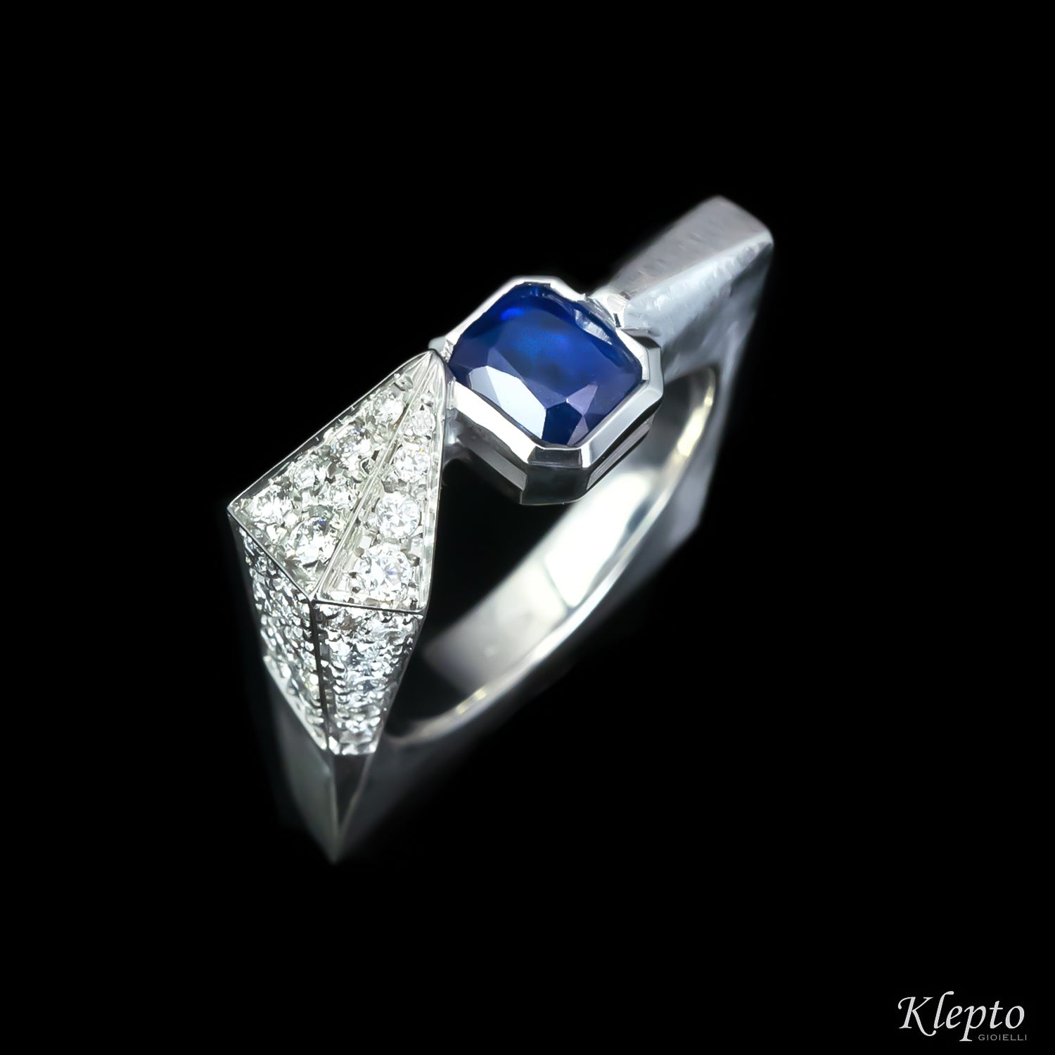 Anello classico by Klepto in oro bianco con Zaffiro blu e Diamanti