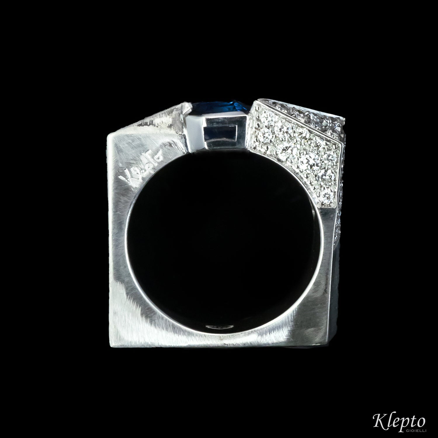 Anello classico by Klepto in oro bianco con Zaffiro blu e Diamanti