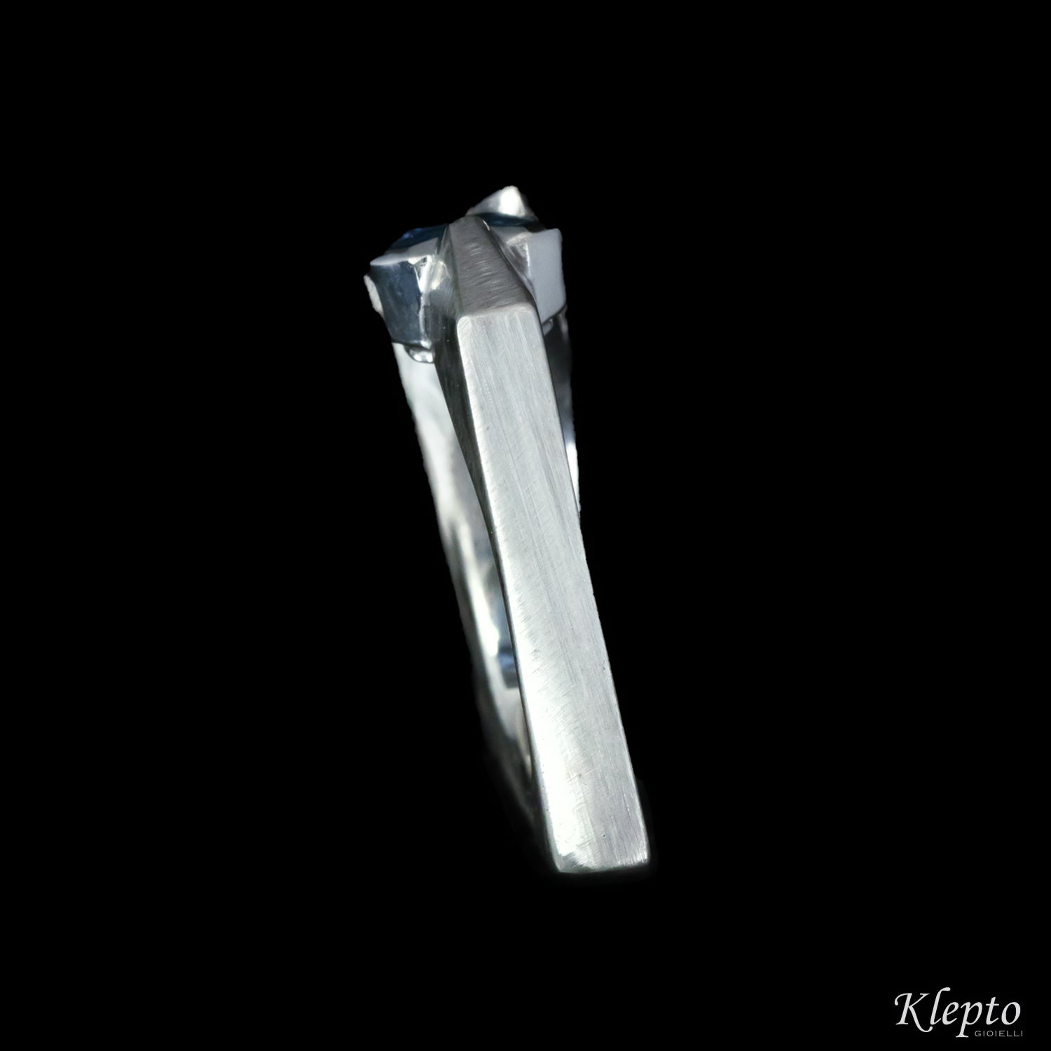 Anello classico by Klepto in oro bianco con Zaffiro blu e Diamanti