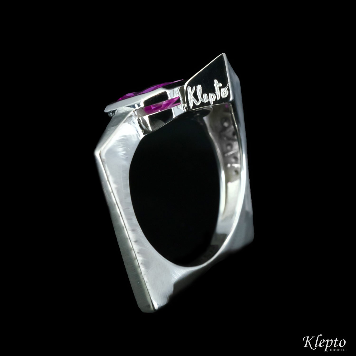 Anello classico by klepto in oro bianco con Zaffiro rosa e Diamanti