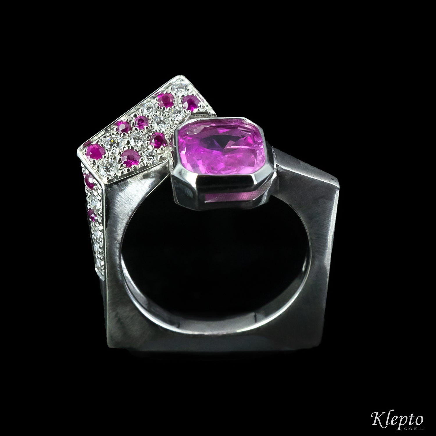 Anello classico by klepto in oro bianco con Zaffiro rosa e Diamanti