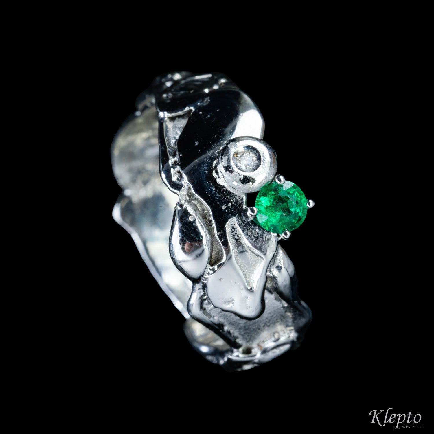 Anello in oro bianco fuso a fiamma con Smeraldo e Diamante