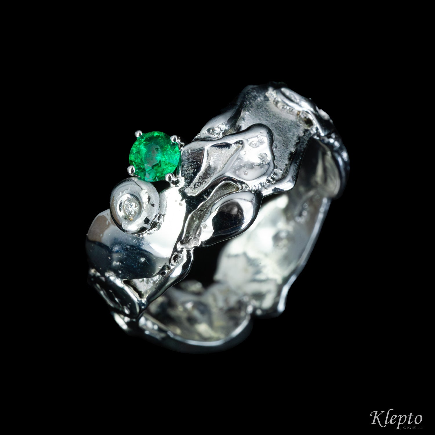 Anello in oro bianco fuso a fiamma con Smeraldo e Diamante