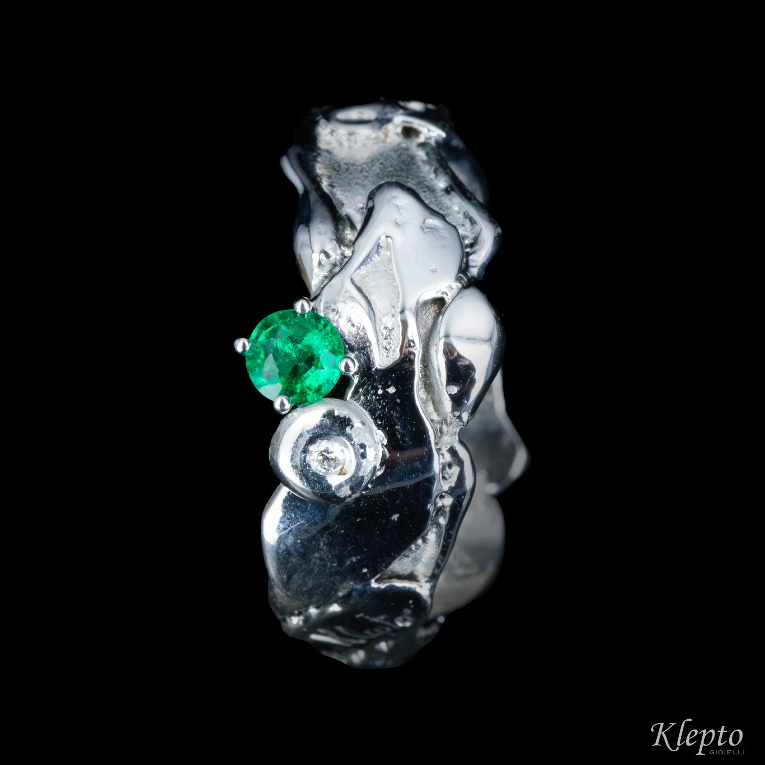 Anello in oro bianco fuso a fiamma con Smeraldo e Diamante