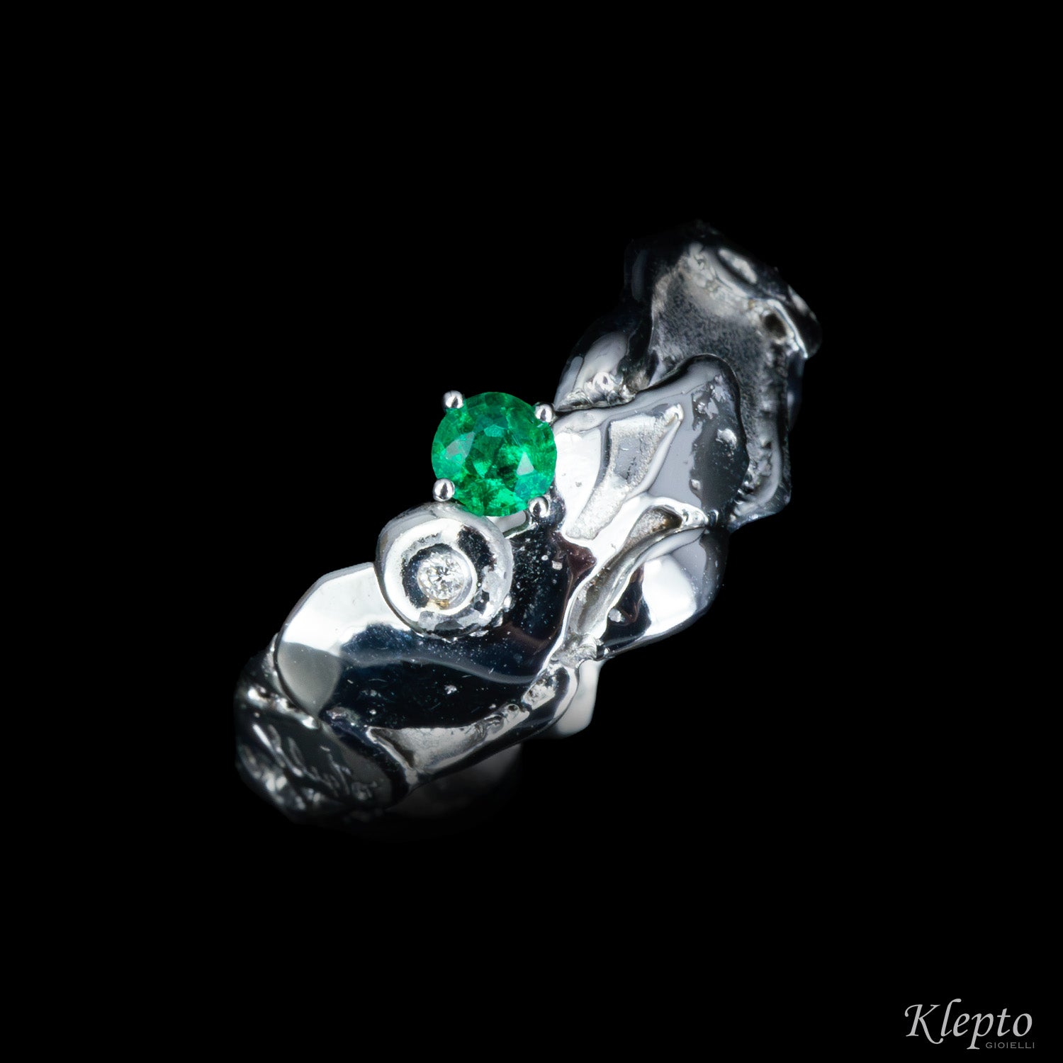 Anello in oro bianco fuso a fiamma con Smeraldo e Diamante
