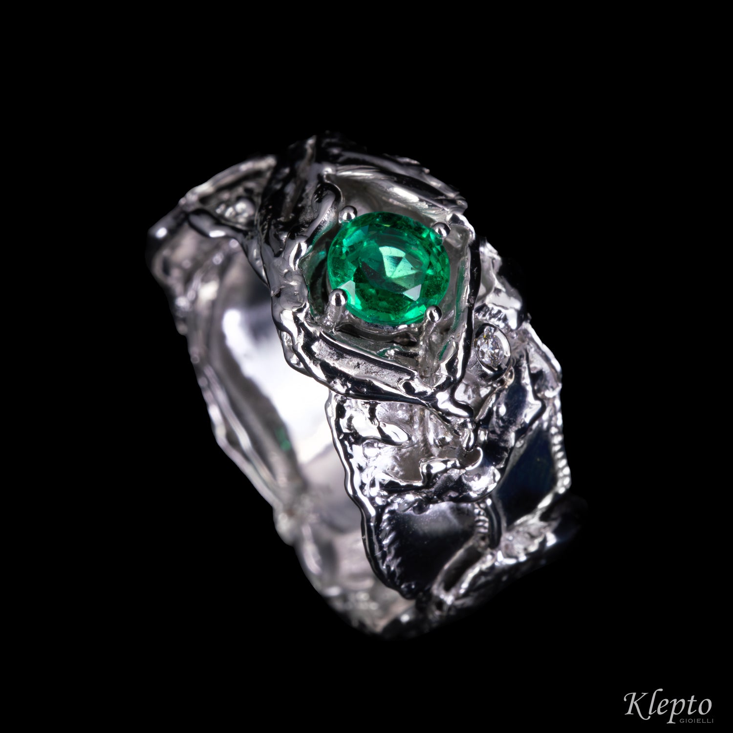 Anello in oro bianco fuso a fiamma con Smeraldo e Diamante
