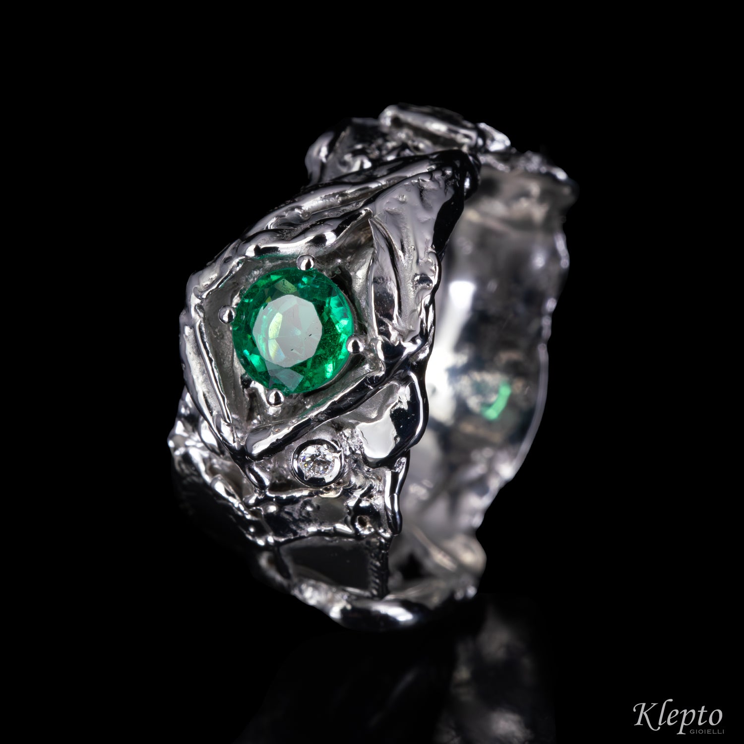 Anello in oro bianco fuso a fiamma con Smeraldo e Diamante