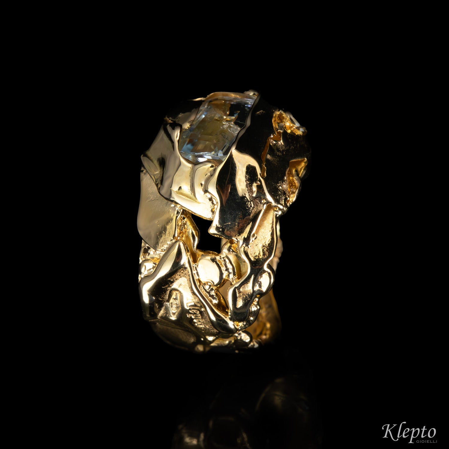 Anello in oro giallo fuso a fiamma con Acquamarina