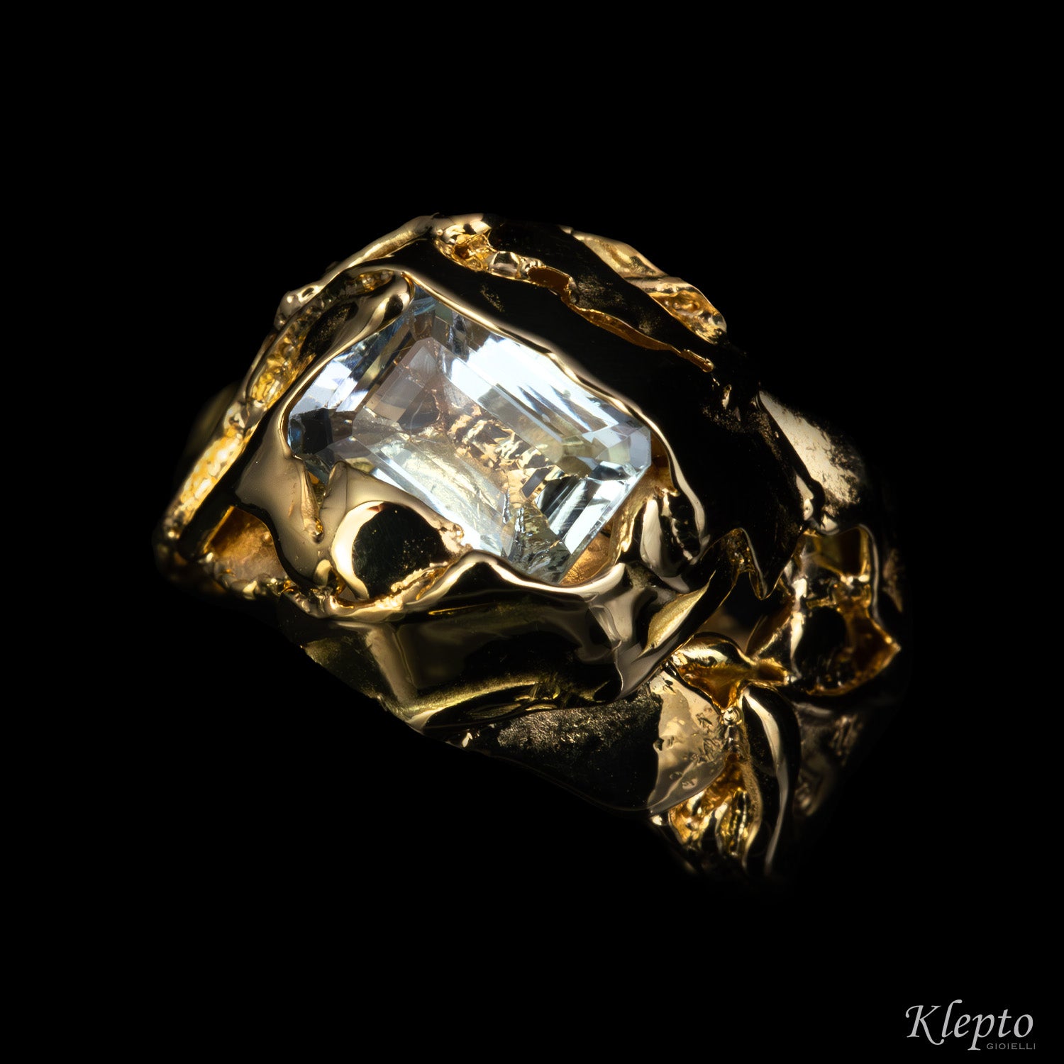 Anello in oro giallo fuso a fiamma con Acquamarina