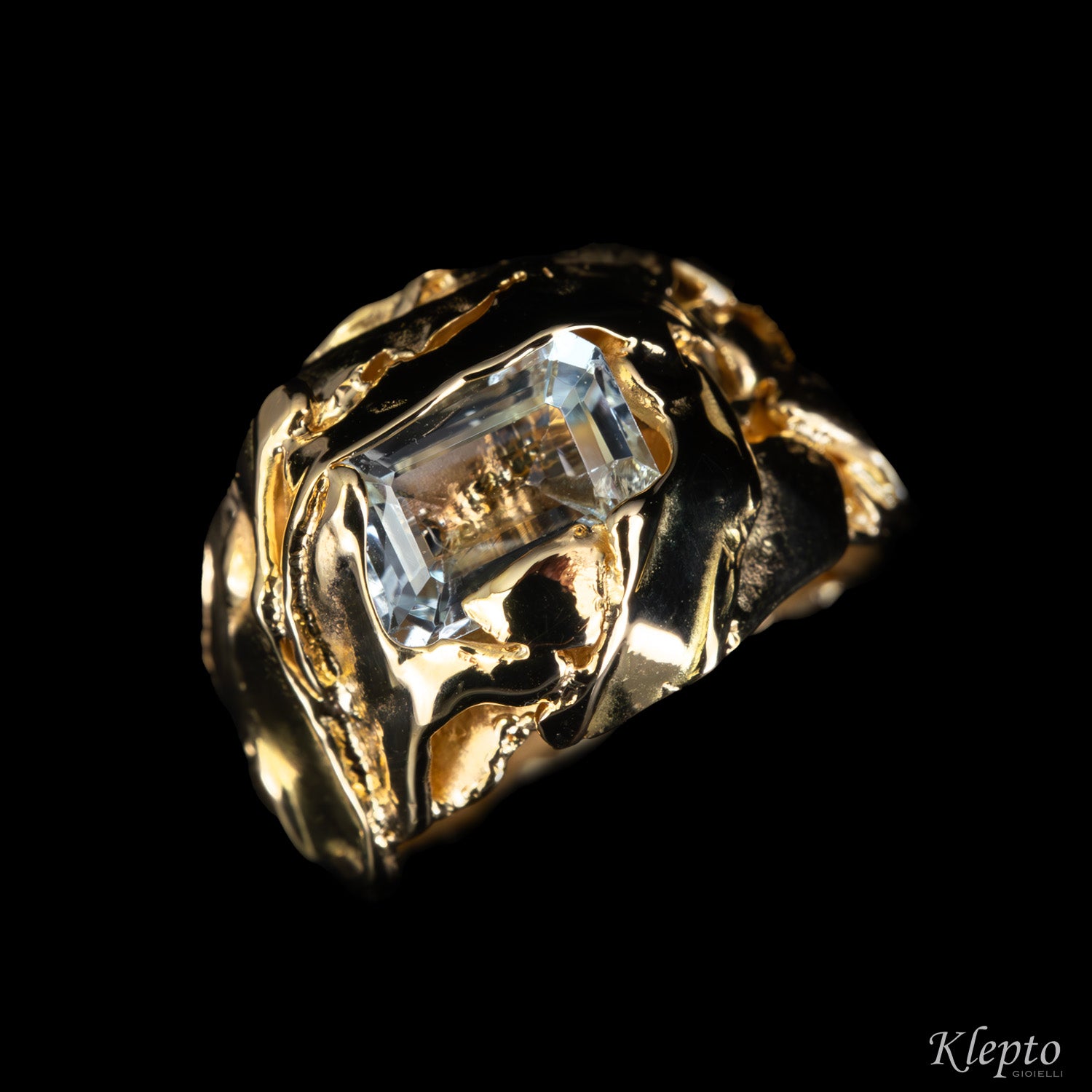 Anello in oro giallo fuso a fiamma con Acquamarina