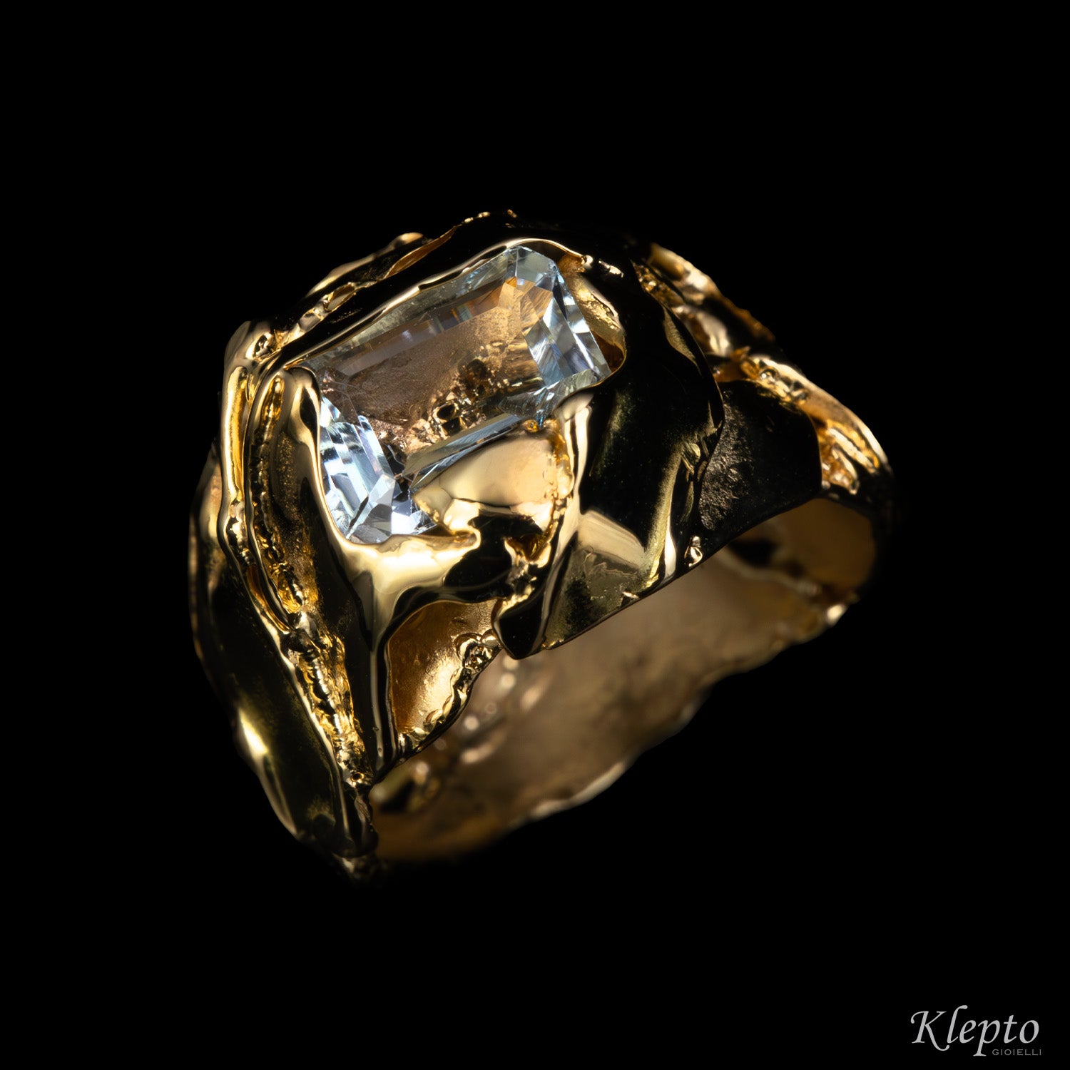 Anello in oro giallo fuso a fiamma con Acquamarina