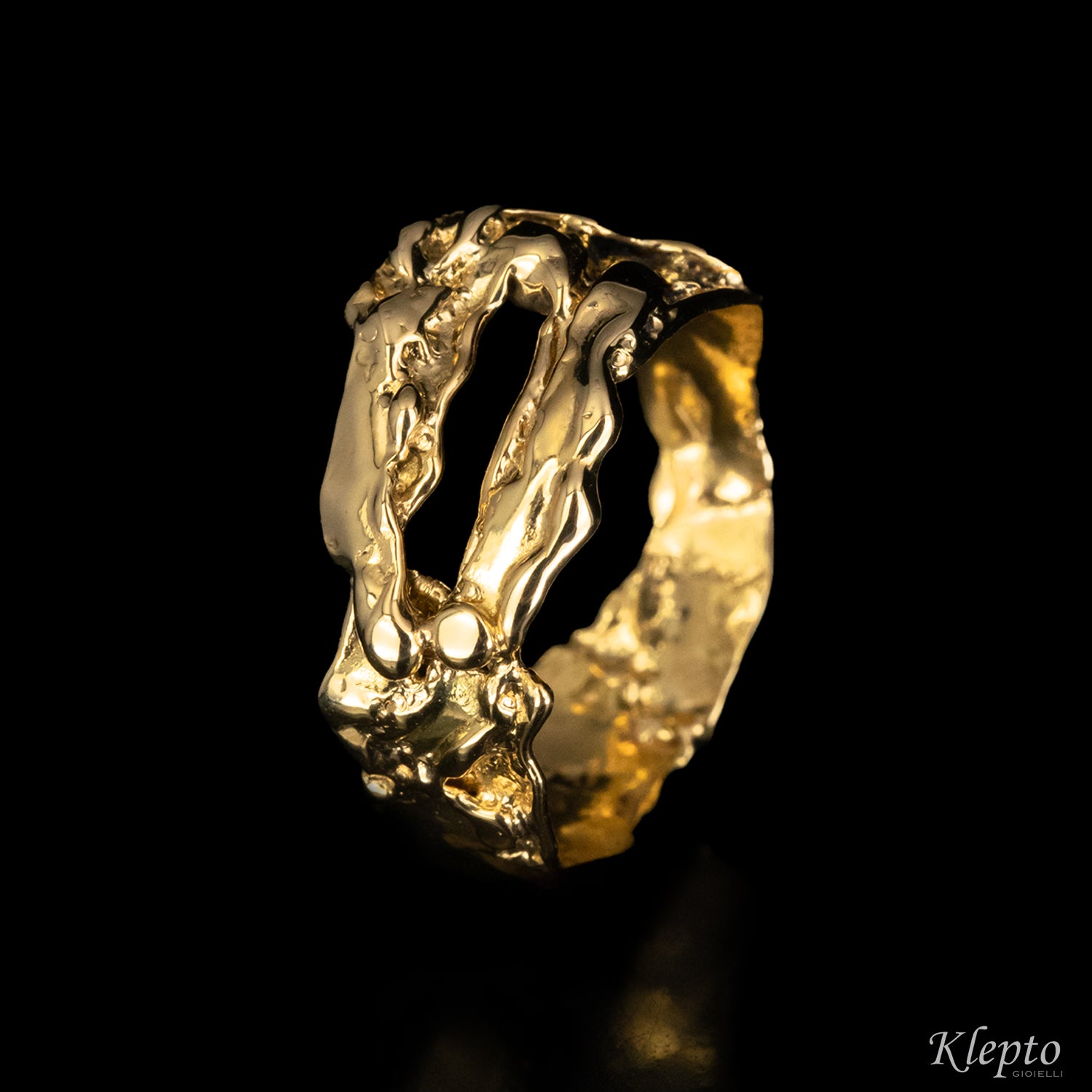 Anello in oro giallo fuso a fiamma