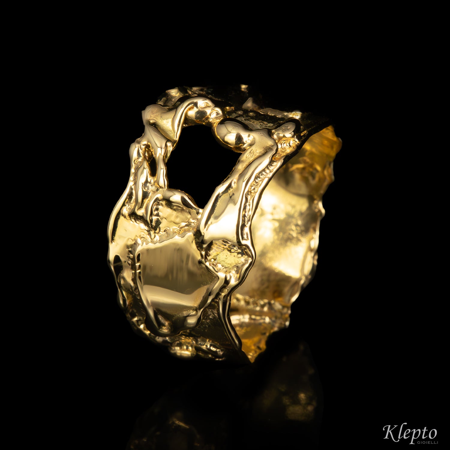 Anello in oro giallo fuso a fiamma