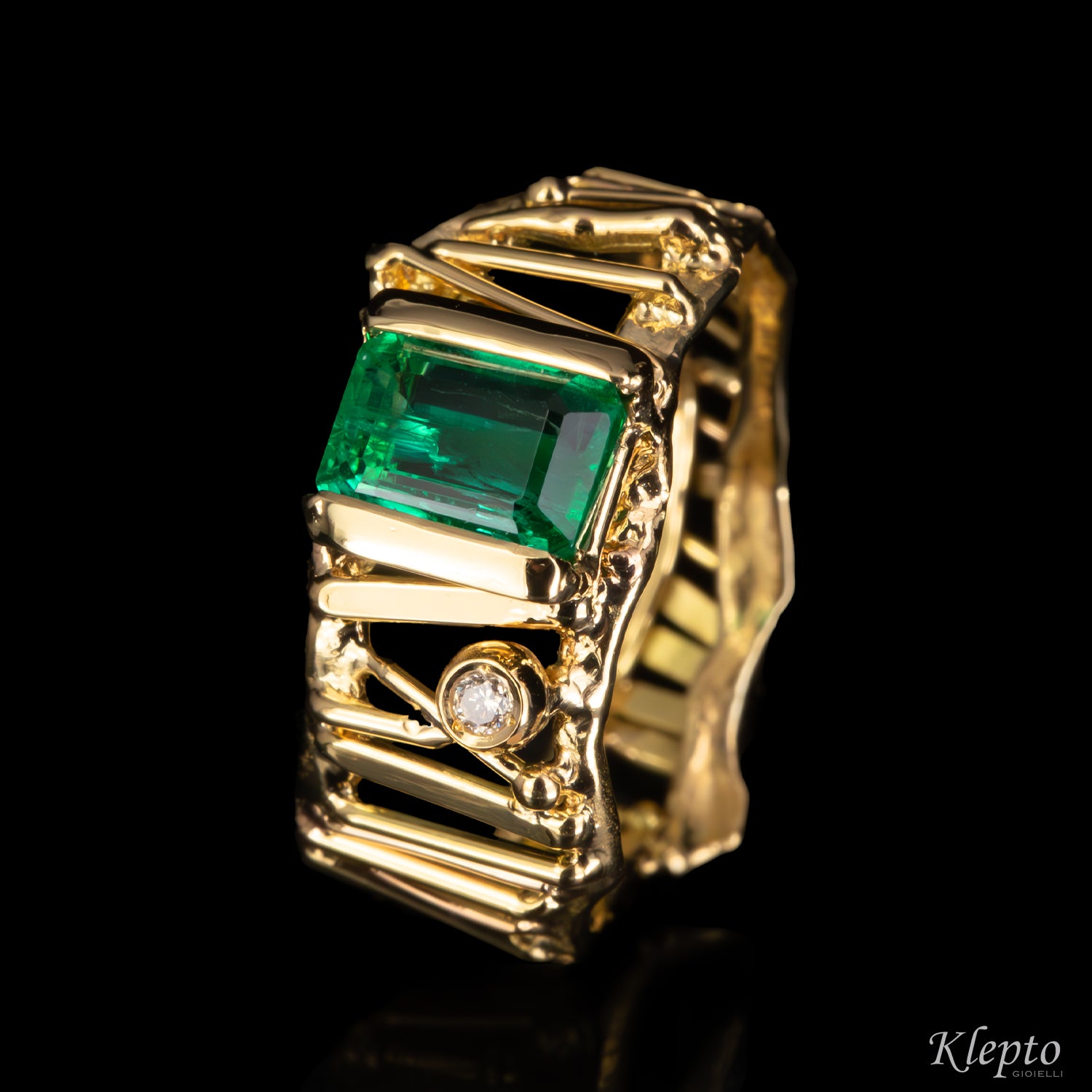 Anello in oro giallo con Smeraldo e Diamante